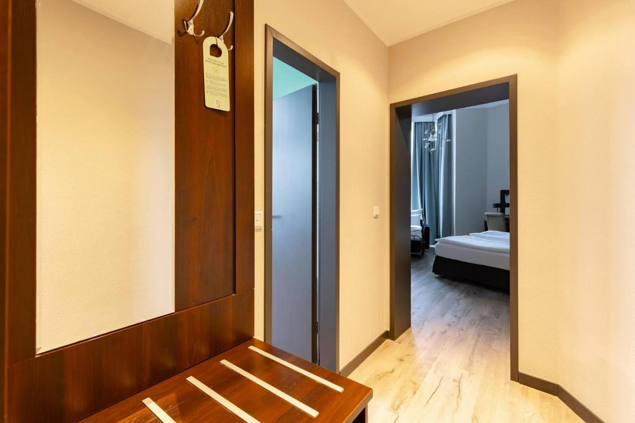 Photo of the whole room, Bed in Garner Hotel Hamburg - Graf Moltke by IHG