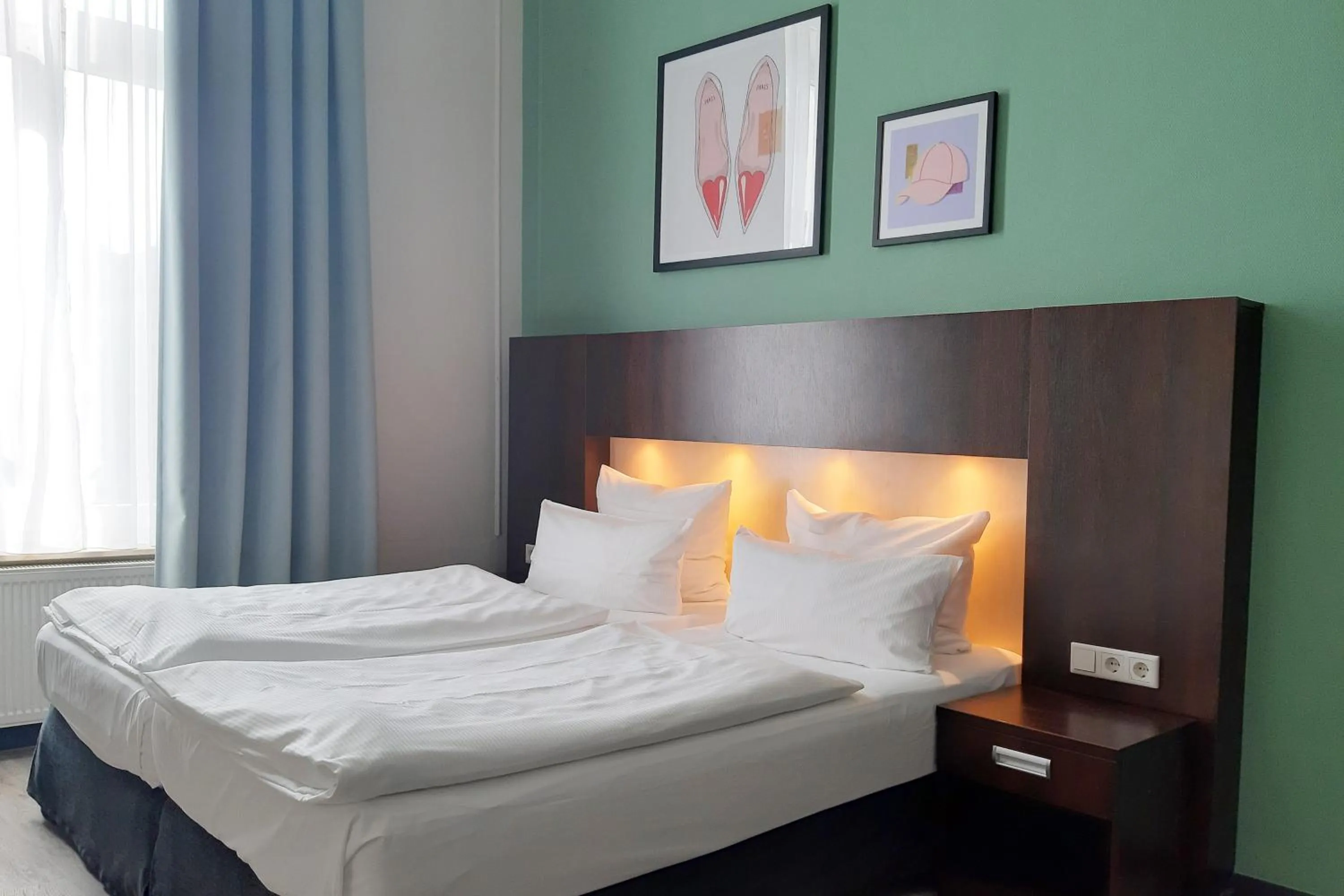 Photo of the whole room, Bed in Garner Hotel Hamburg - Graf Moltke by IHG