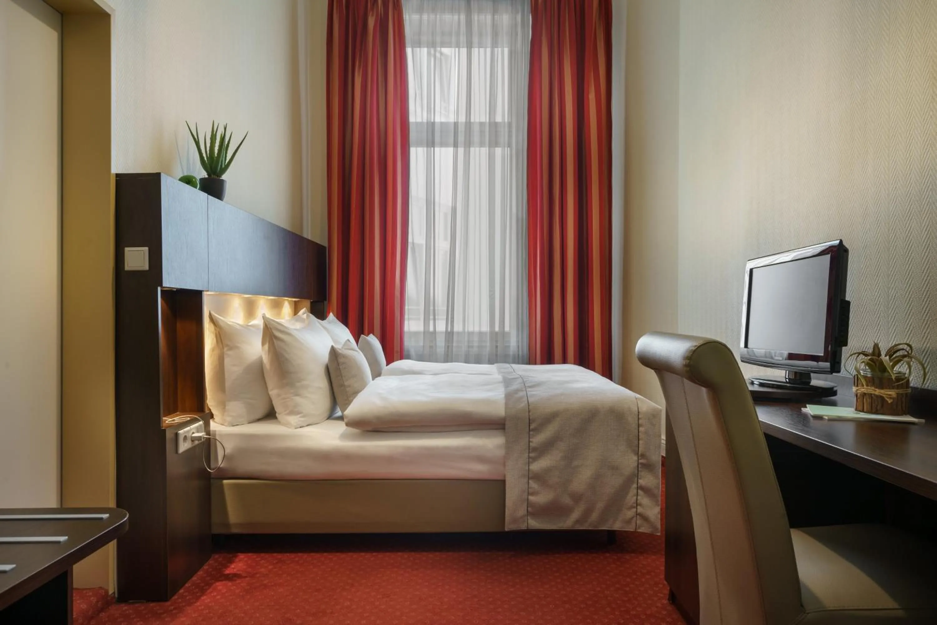 Photo of the whole room, Bed in Garner Hotel Hamburg - Graf Moltke by IHG