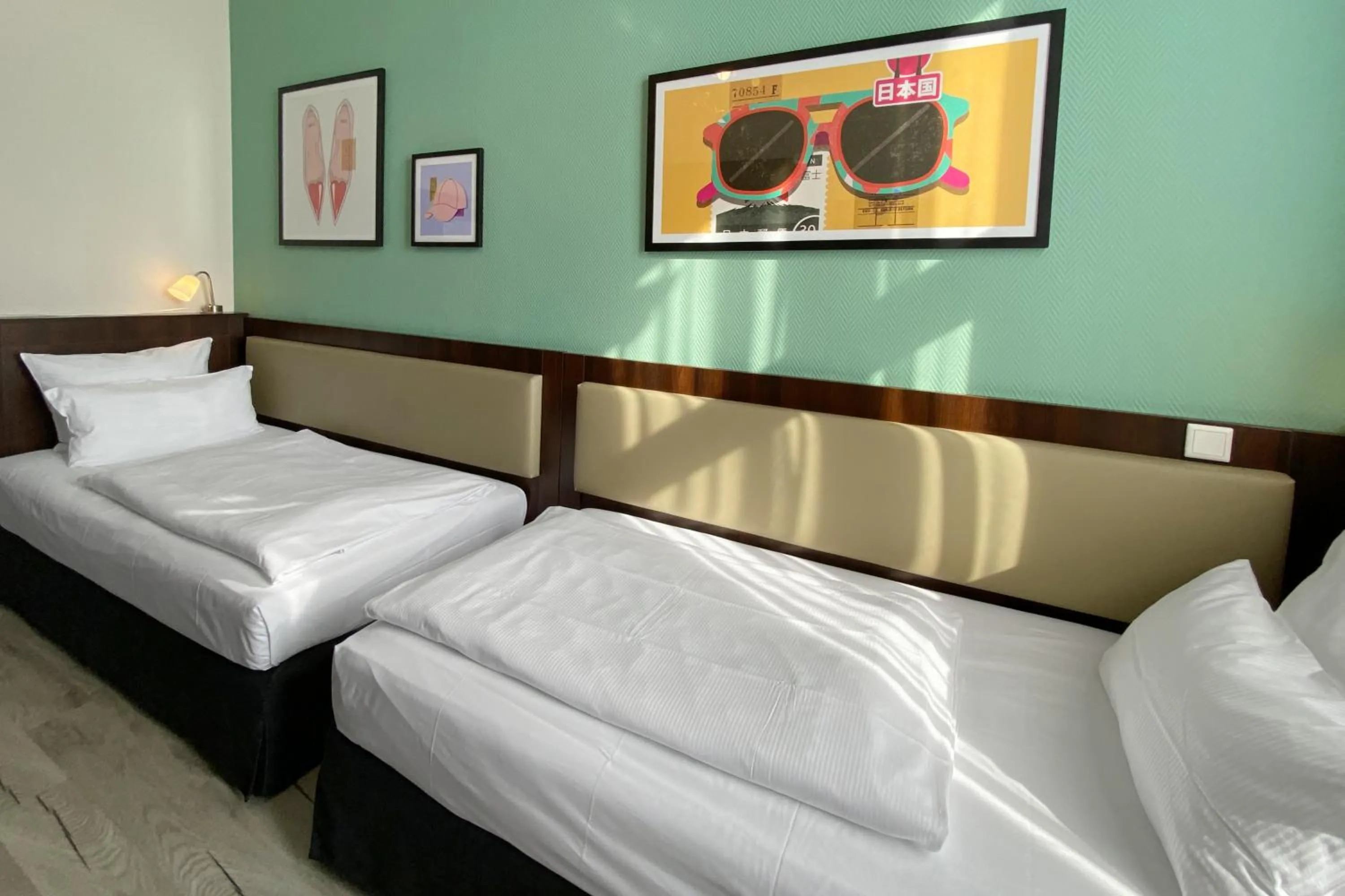 Photo of the whole room, Bed in Garner Hotel Hamburg - Graf Moltke by IHG