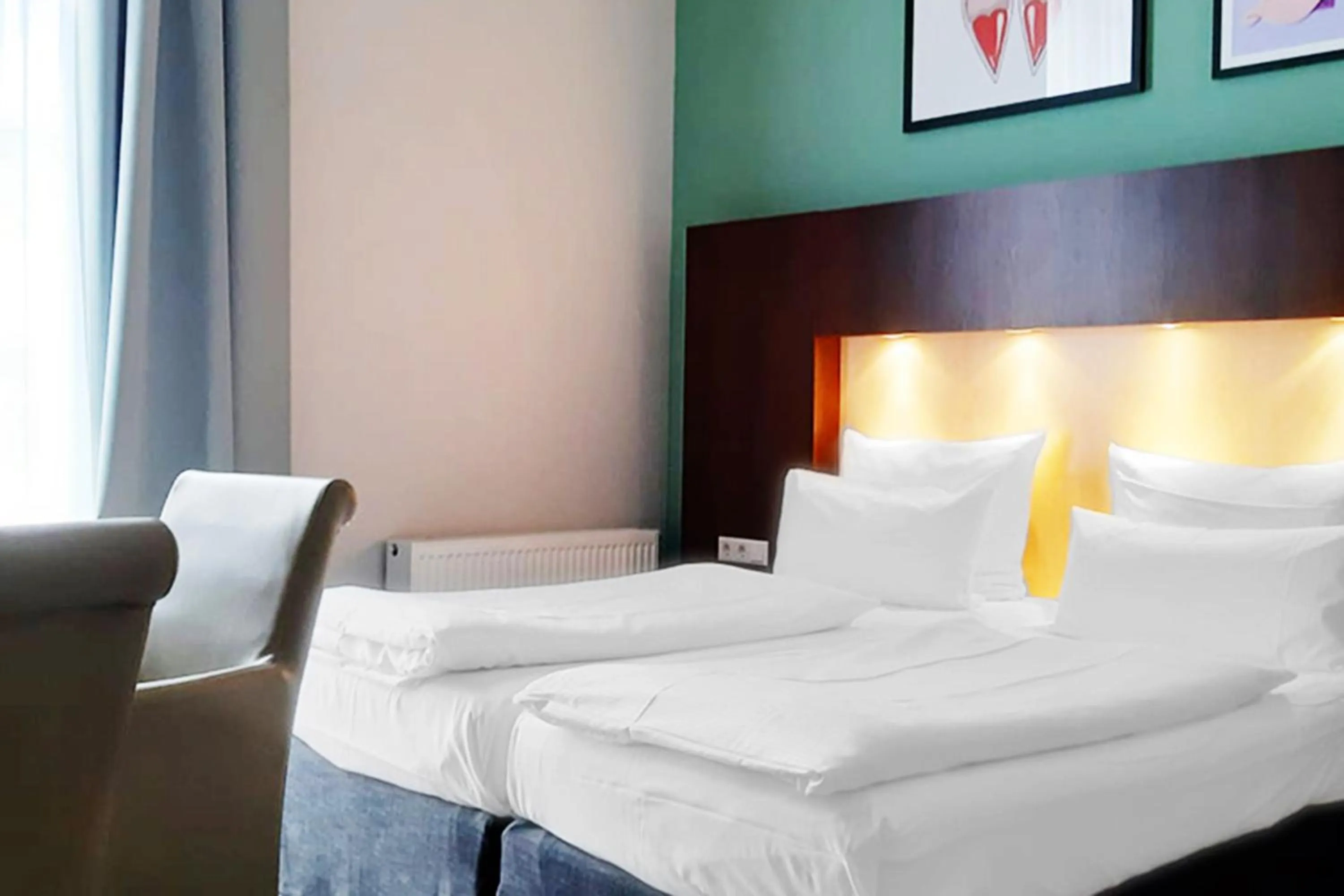 Photo of the whole room, Bed in Garner Hotel Hamburg - Graf Moltke by IHG