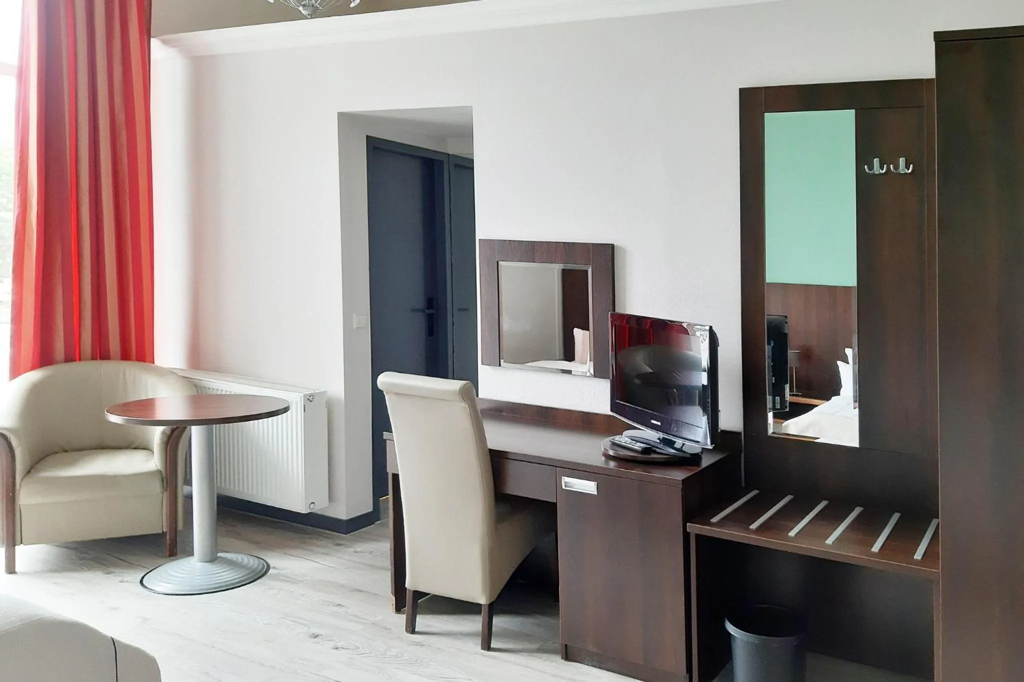 Photo of the whole room in Garner Hotel Hamburg - Graf Moltke by IHG