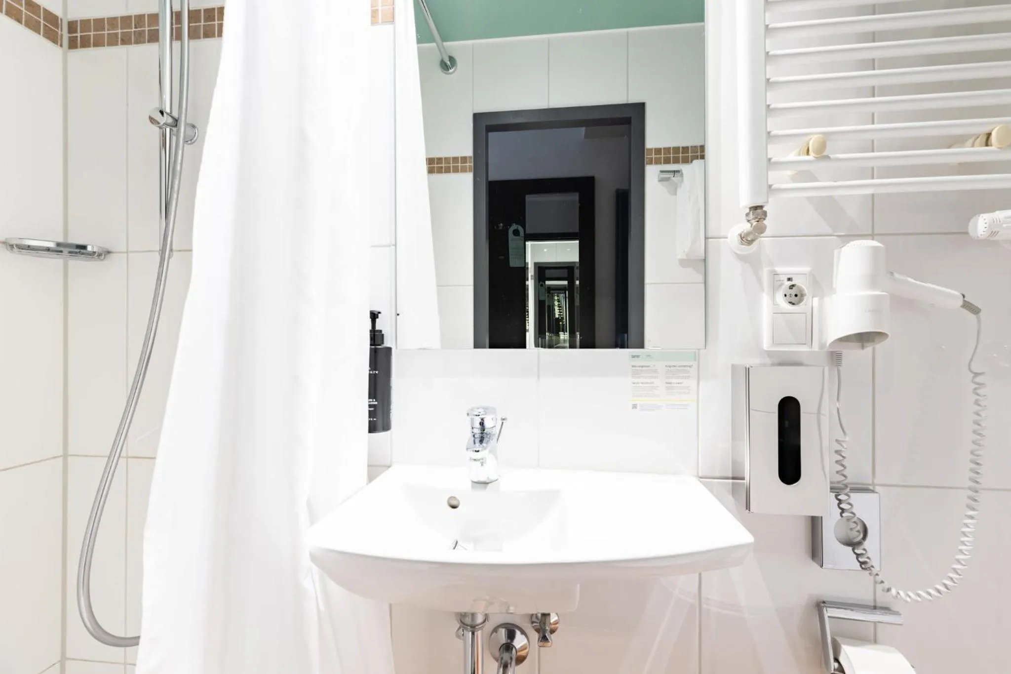 Bathroom in Garner Hotel Hamburg - Graf Moltke by IHG