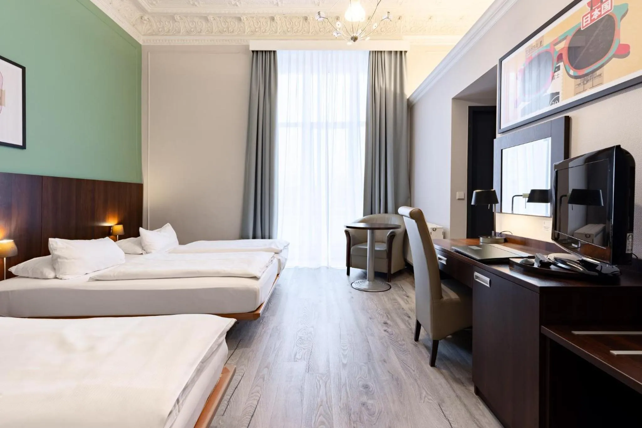 Photo of the whole room, Bed in Garner Hotel Hamburg - Graf Moltke by IHG