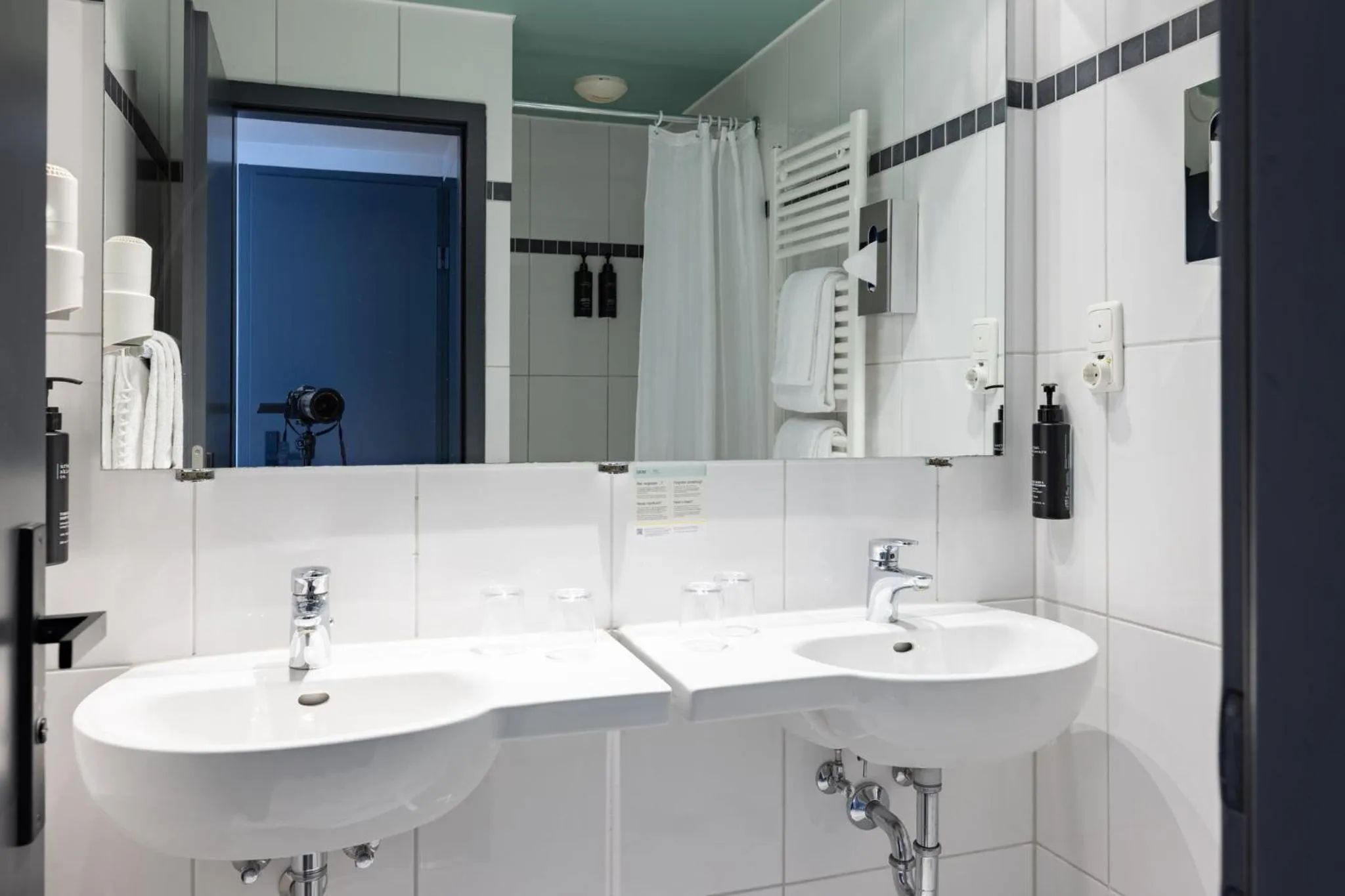 Bathroom in Garner Hotel Hamburg - Graf Moltke by IHG