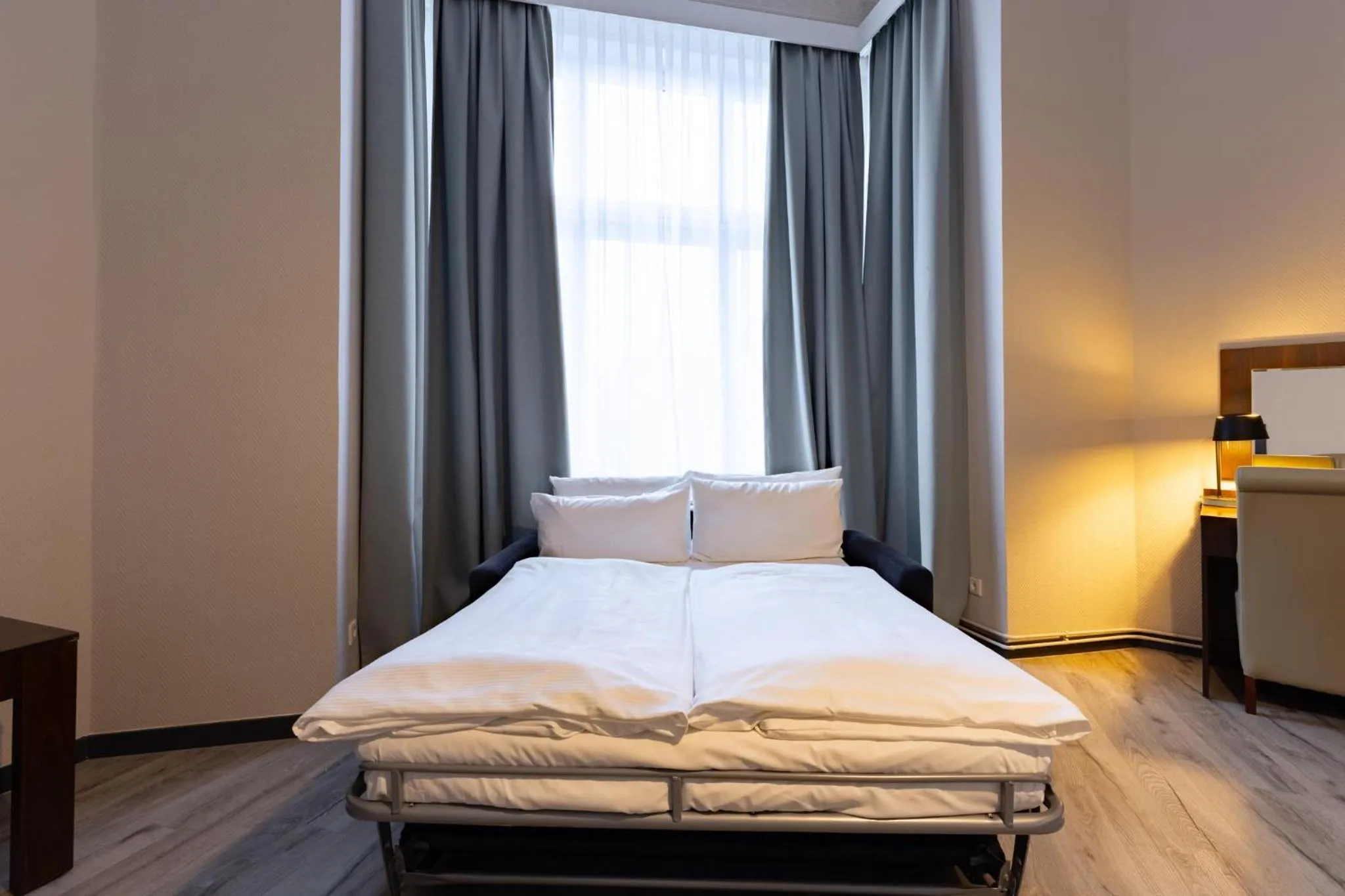 Photo of the whole room, Bed in Garner Hotel Hamburg - Graf Moltke by IHG
