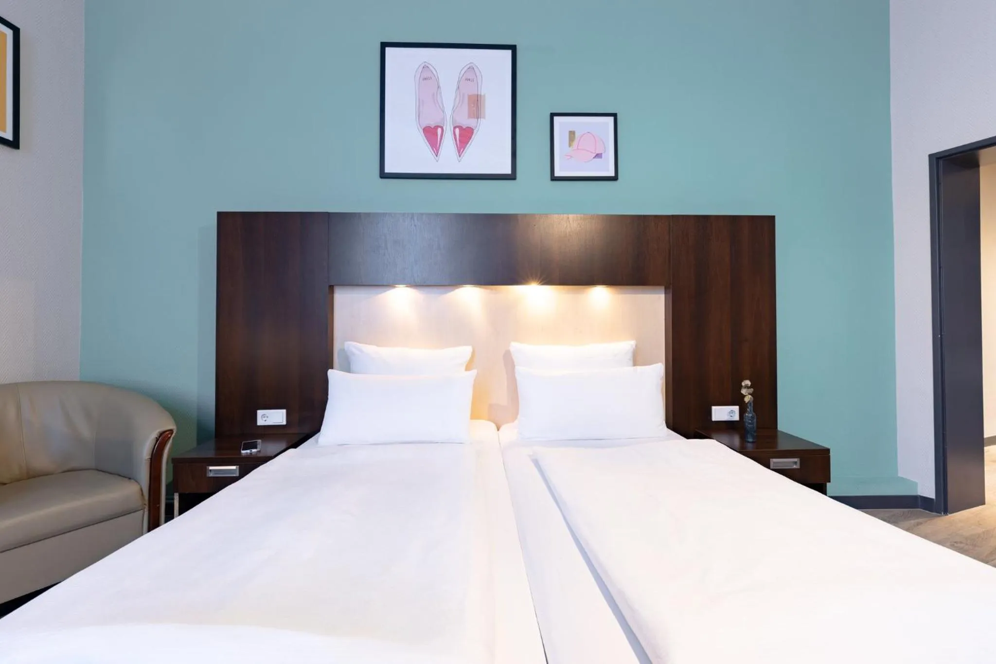 Photo of the whole room, Bed in Garner Hotel Hamburg - Graf Moltke by IHG