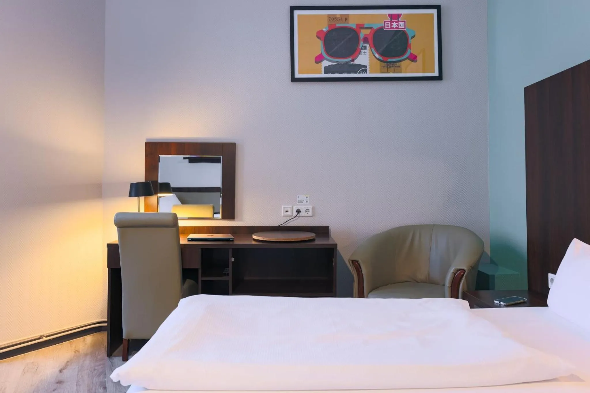 Photo of the whole room, Bed in Garner Hotel Hamburg - Graf Moltke by IHG