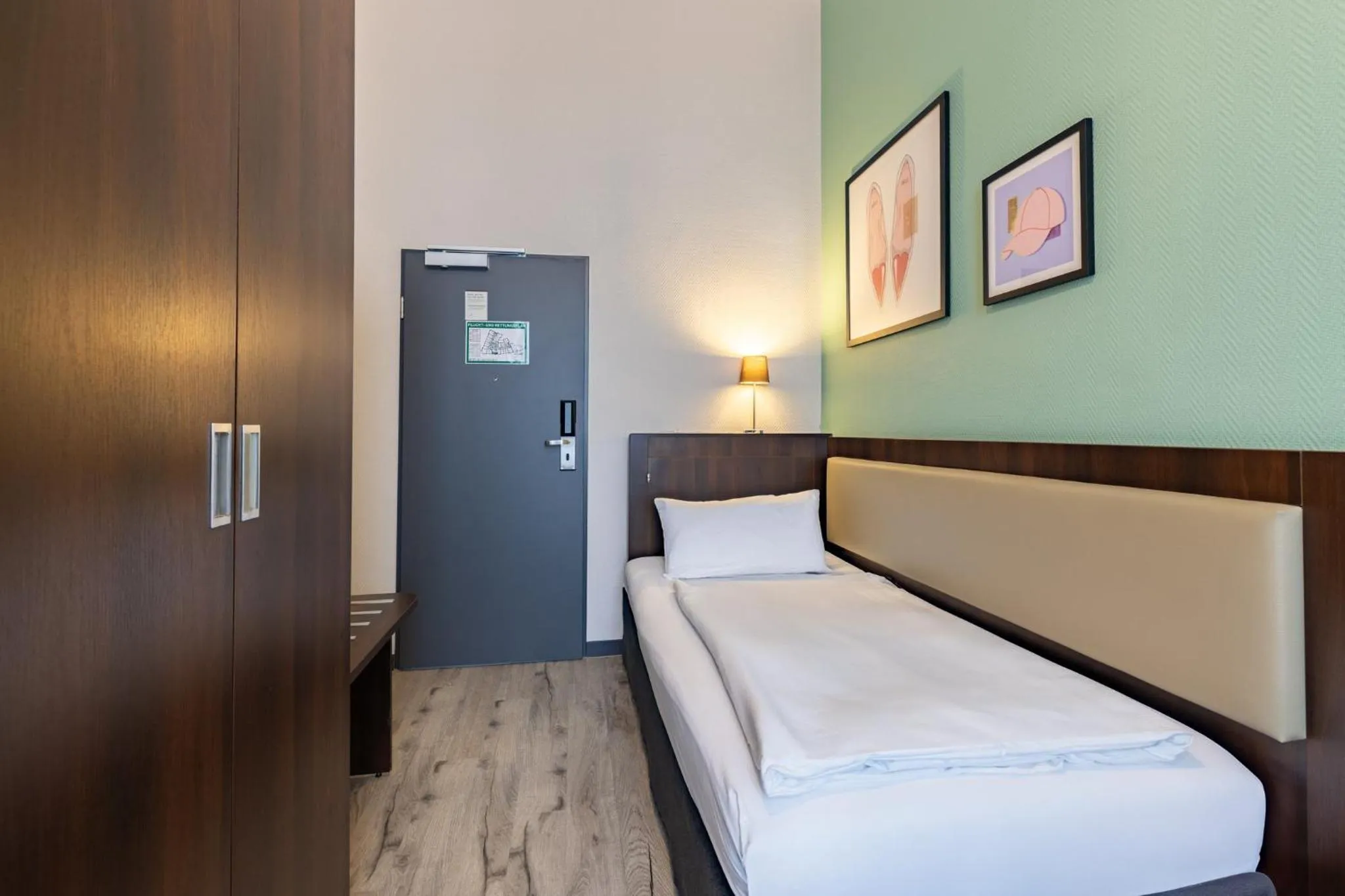 Photo of the whole room, Bed in Garner Hotel Hamburg - Graf Moltke by IHG