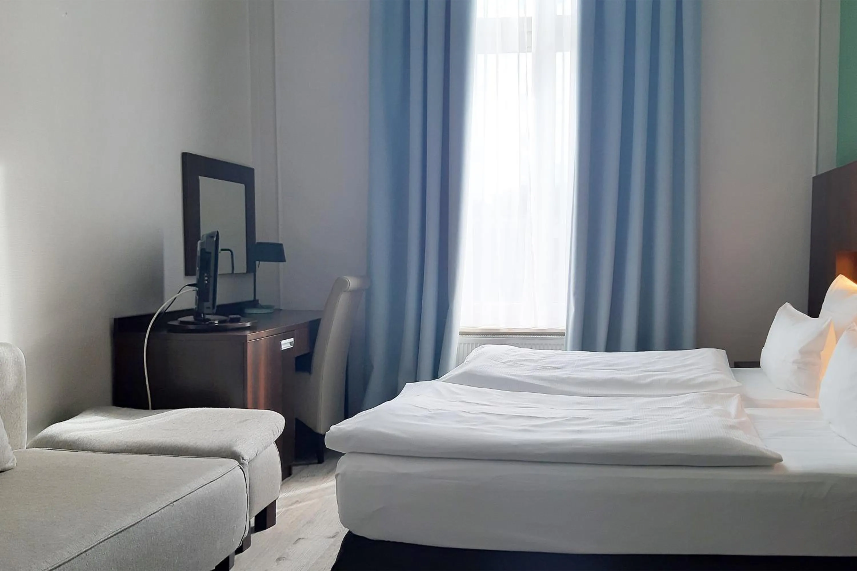 Photo of the whole room, Bed in Garner Hotel Hamburg - Graf Moltke by IHG