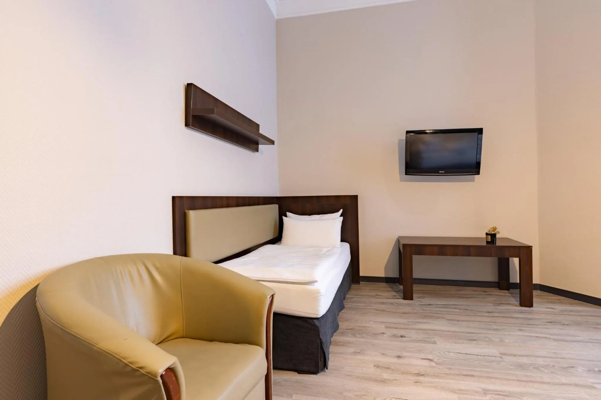 Photo of the whole room, Bed in Garner Hotel Hamburg - Graf Moltke by IHG