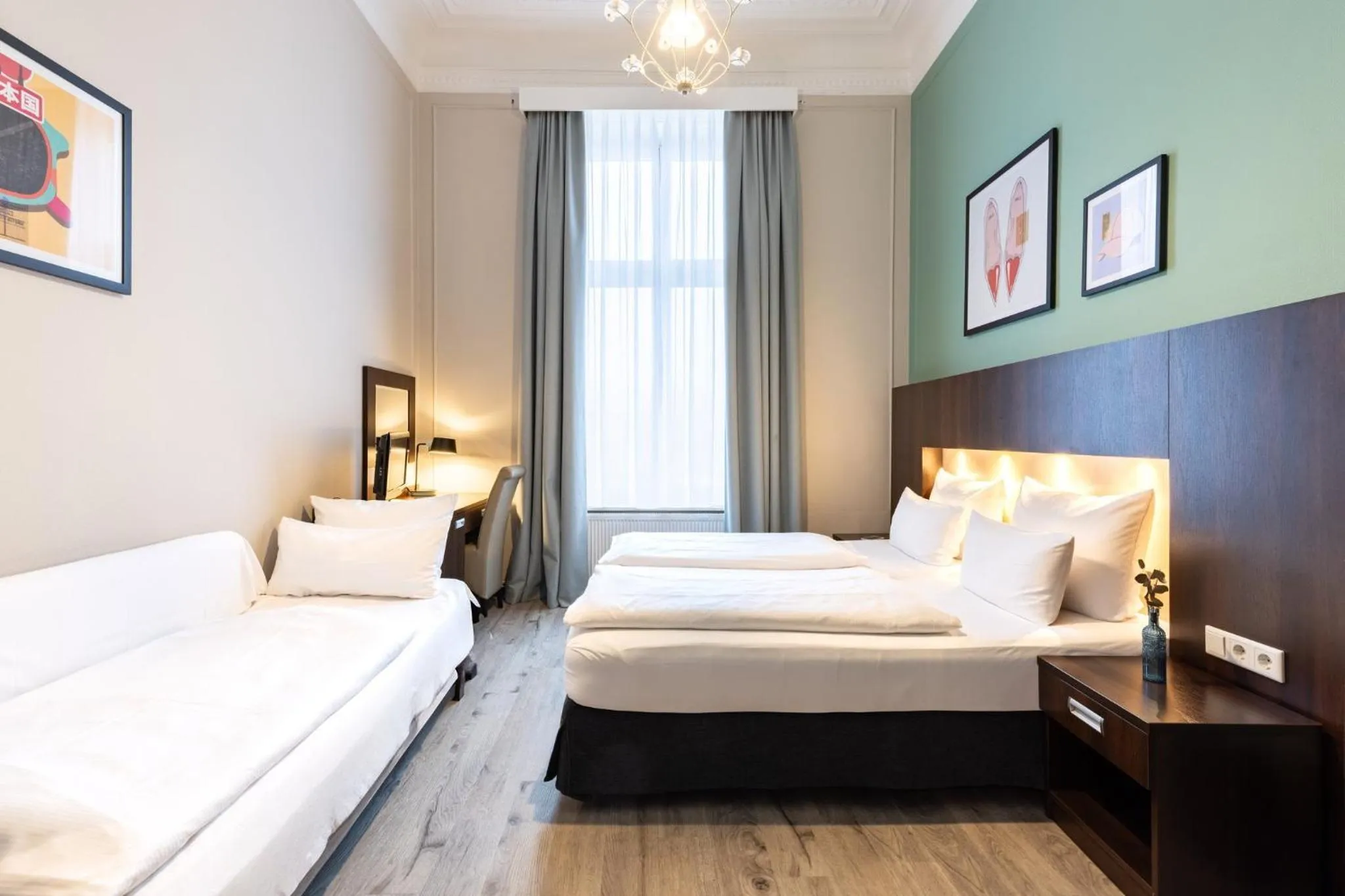 Photo of the whole room, Bed in Garner Hotel Hamburg - Graf Moltke by IHG
