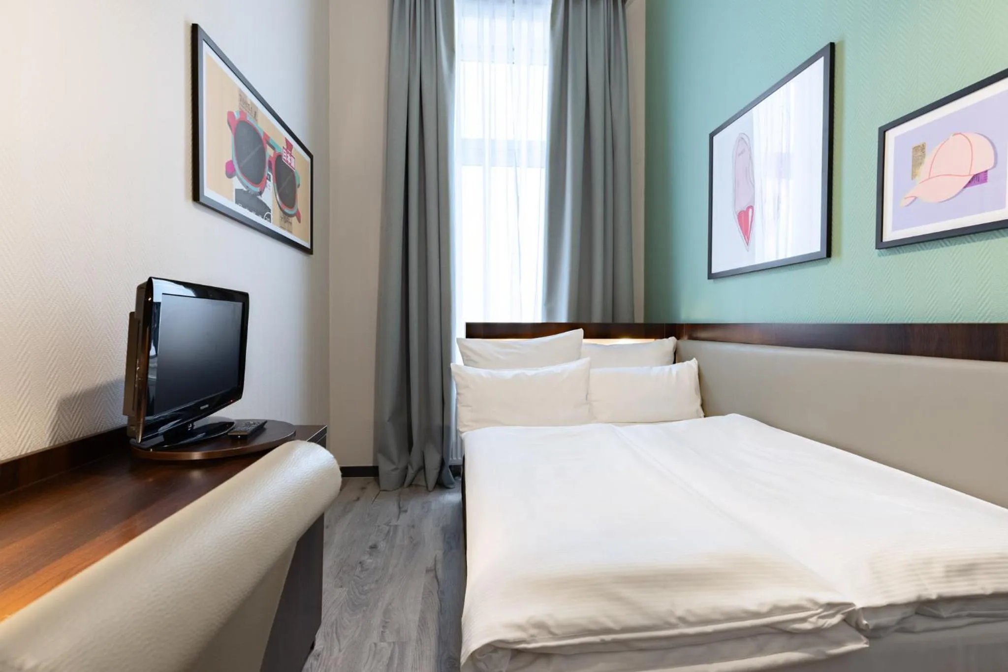 Photo of the whole room, Bed in Garner Hotel Hamburg - Graf Moltke by IHG