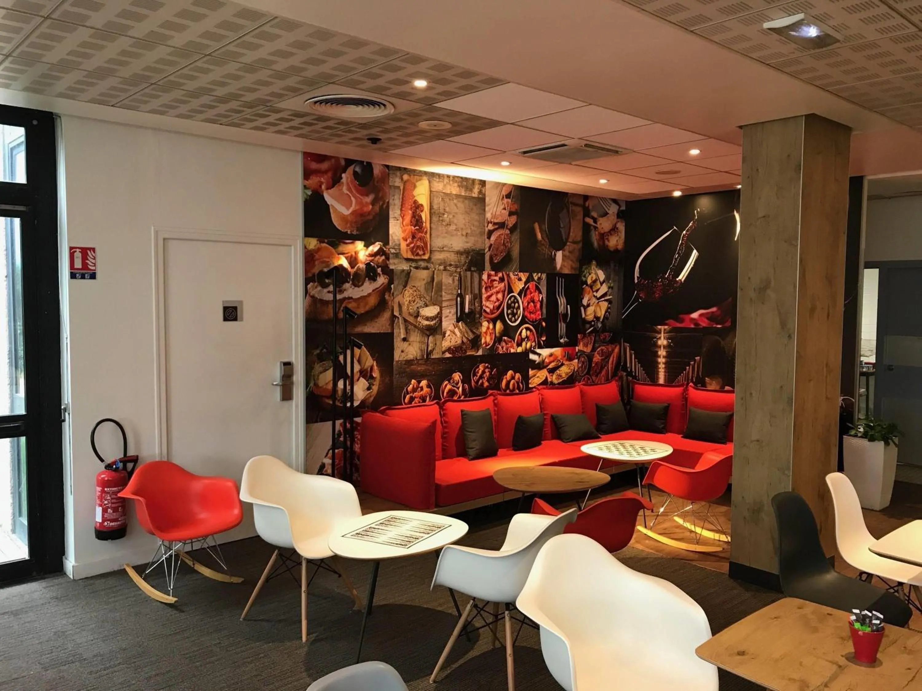 Lounge or bar in ibis Paris Creteil
