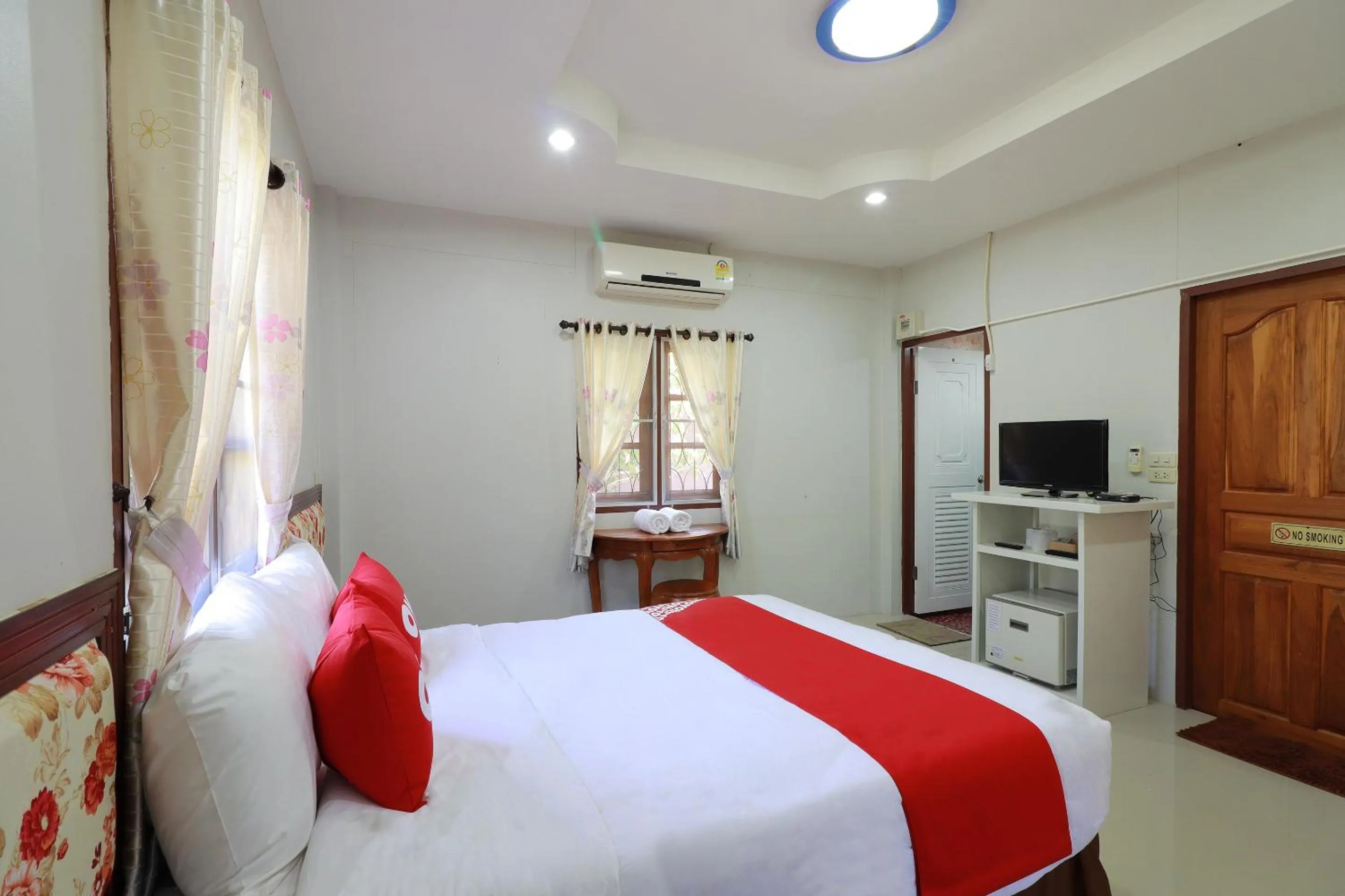 Bedroom, Bed in OYO 553 Kongsup Resort