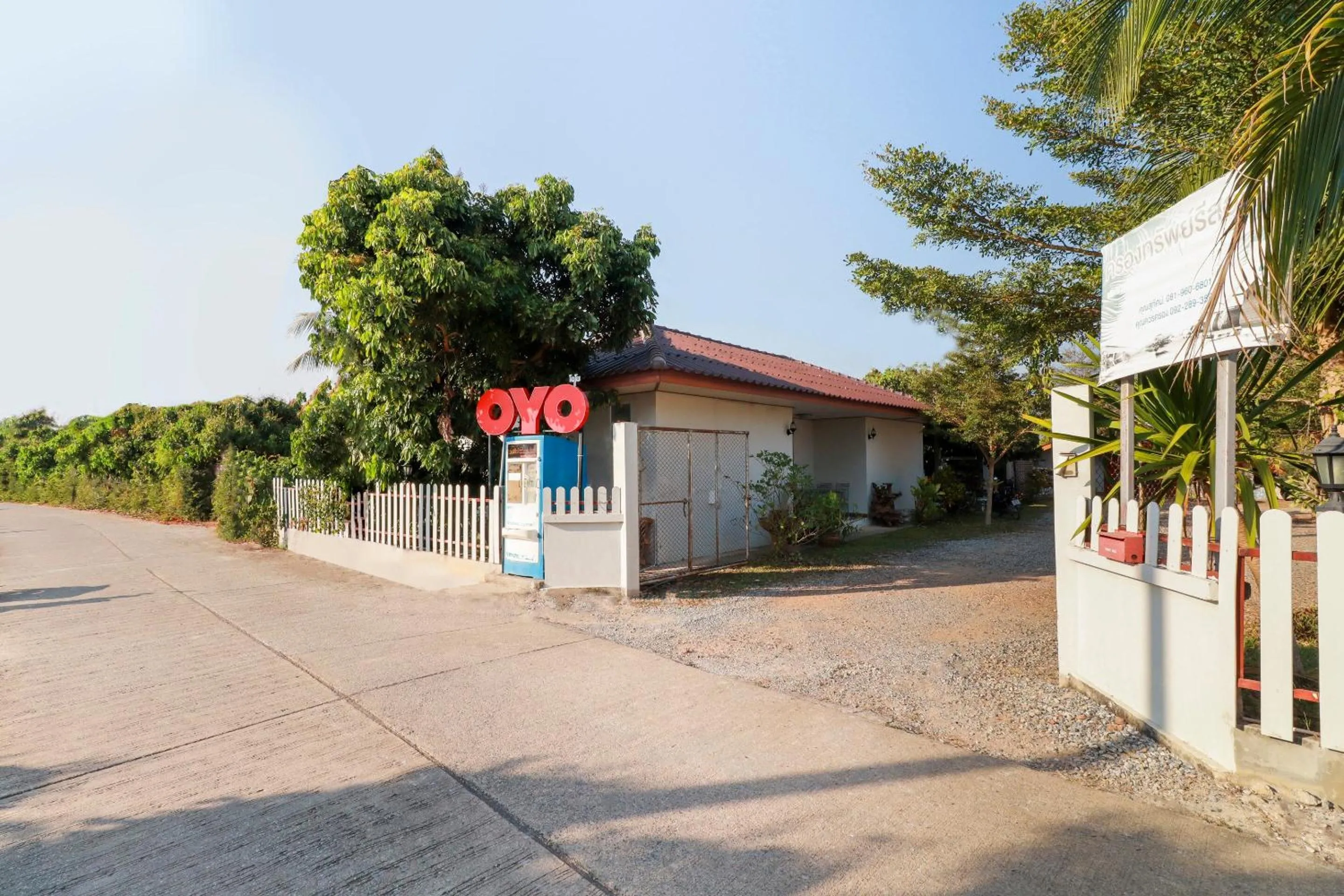 Facade/entrance in OYO 553 Kongsup Resort