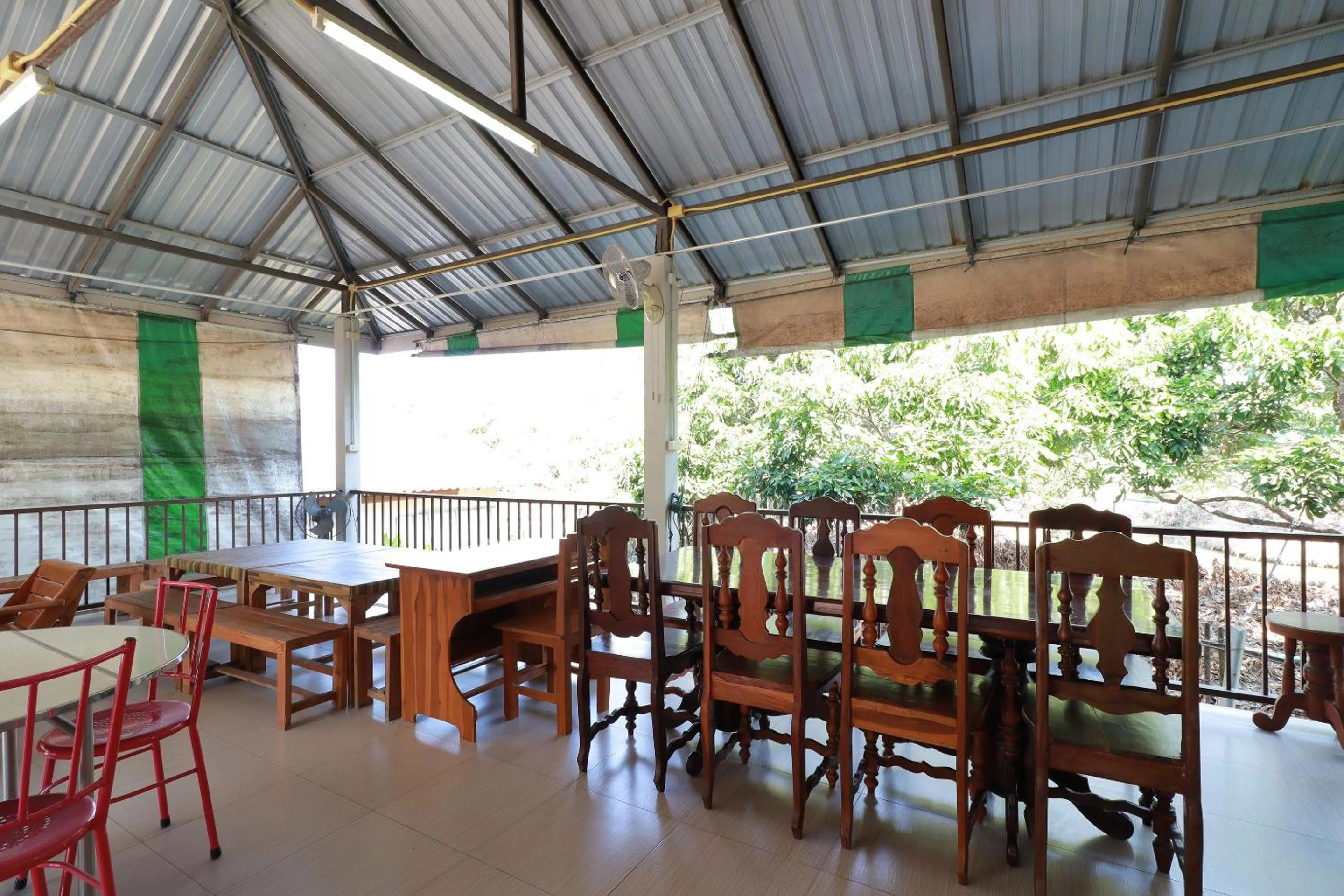 Restaurant/places to eat in OYO 553 Kongsup Resort