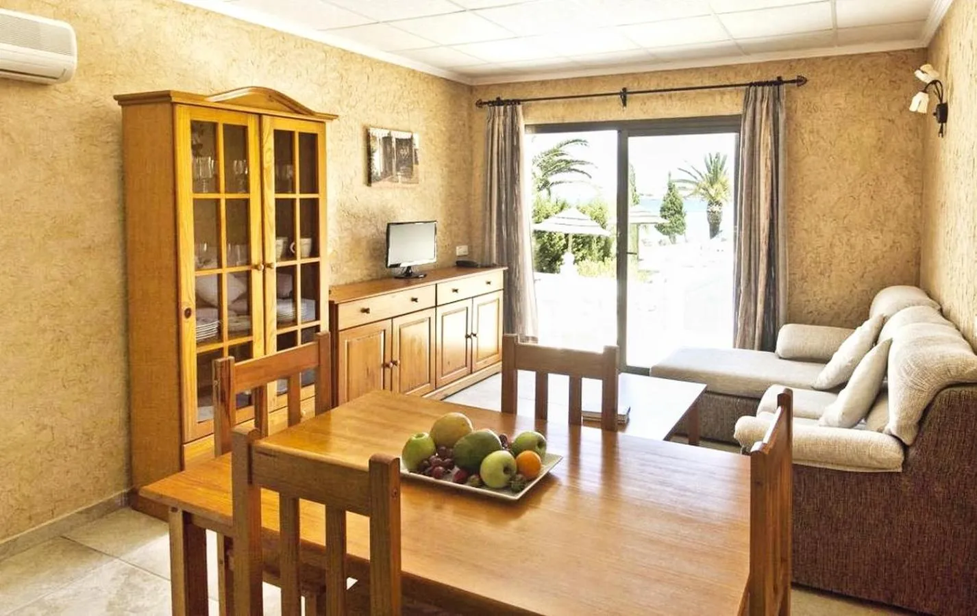 Communal lounge/ TV room in Hotel Lago Dorado