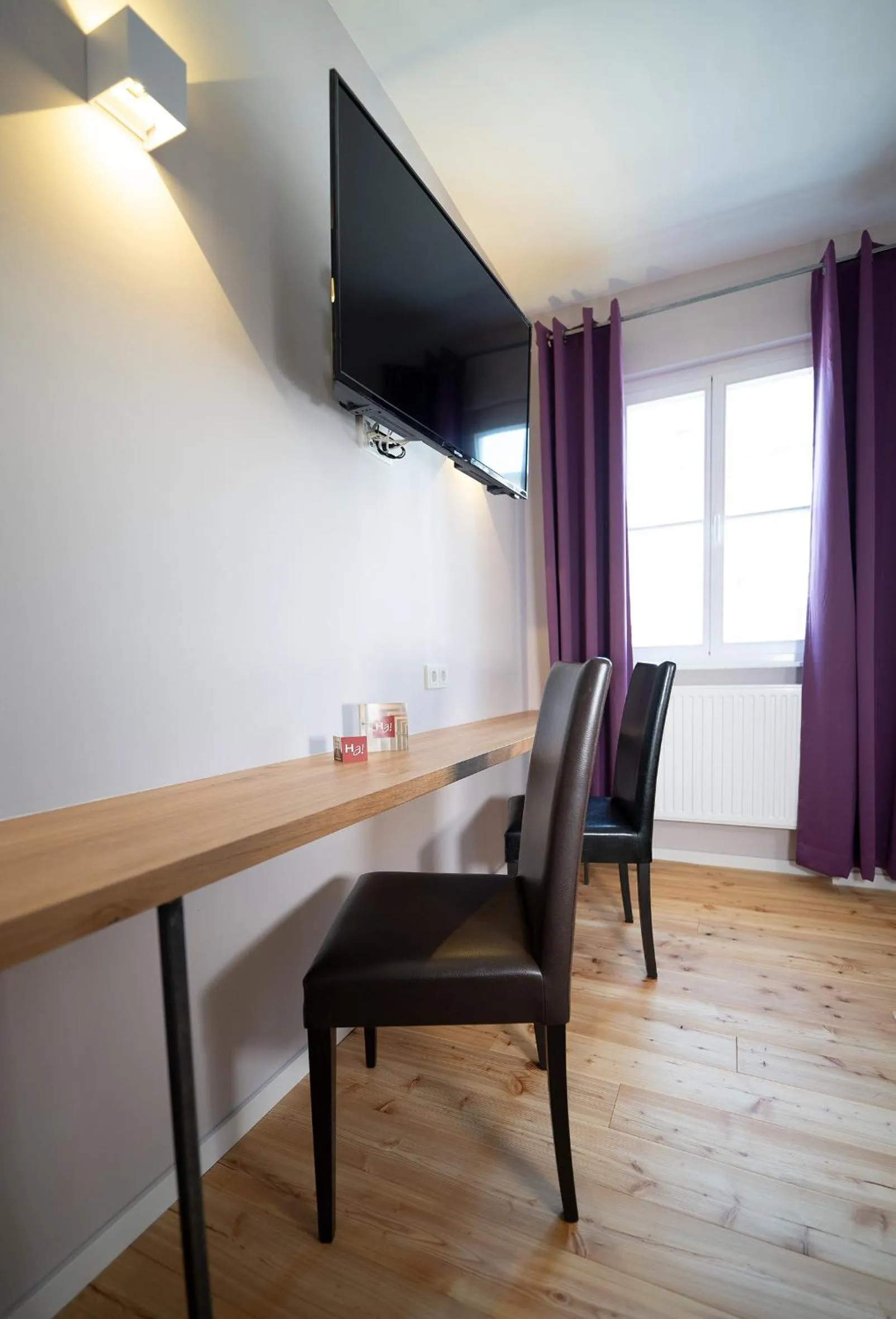 Photo of the whole room in Hotel Alexander