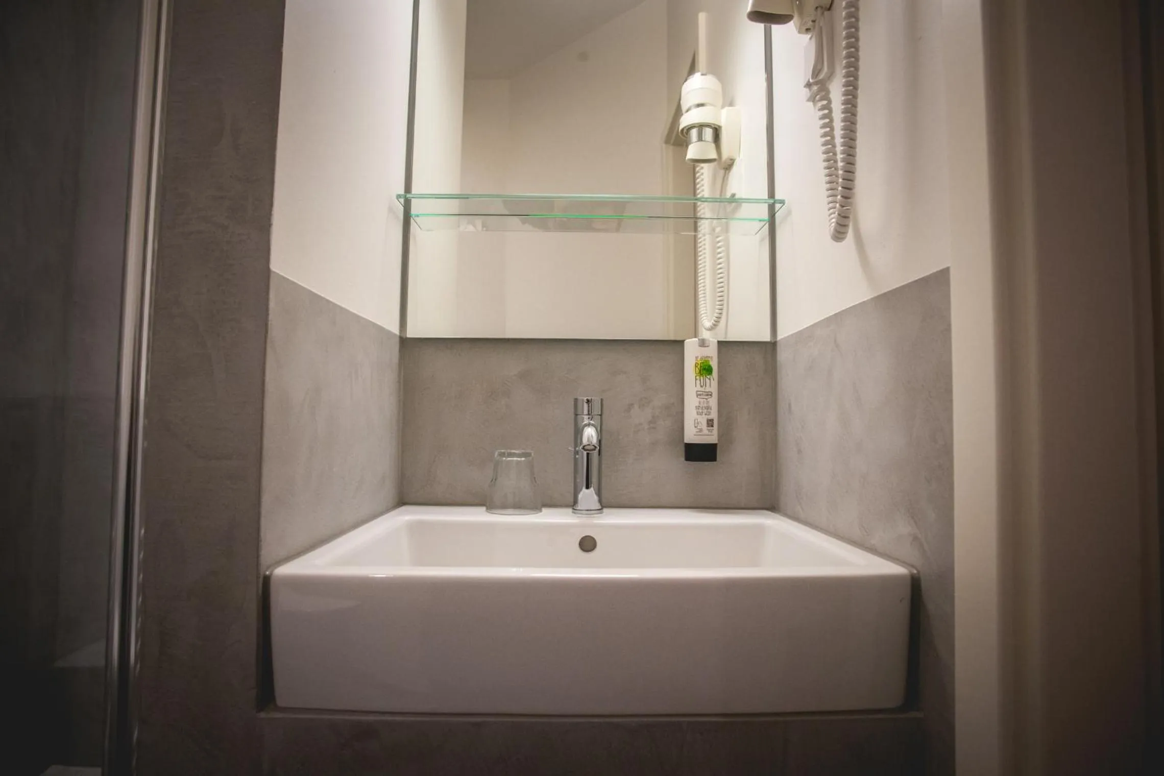 Shower in Hotel Alexander