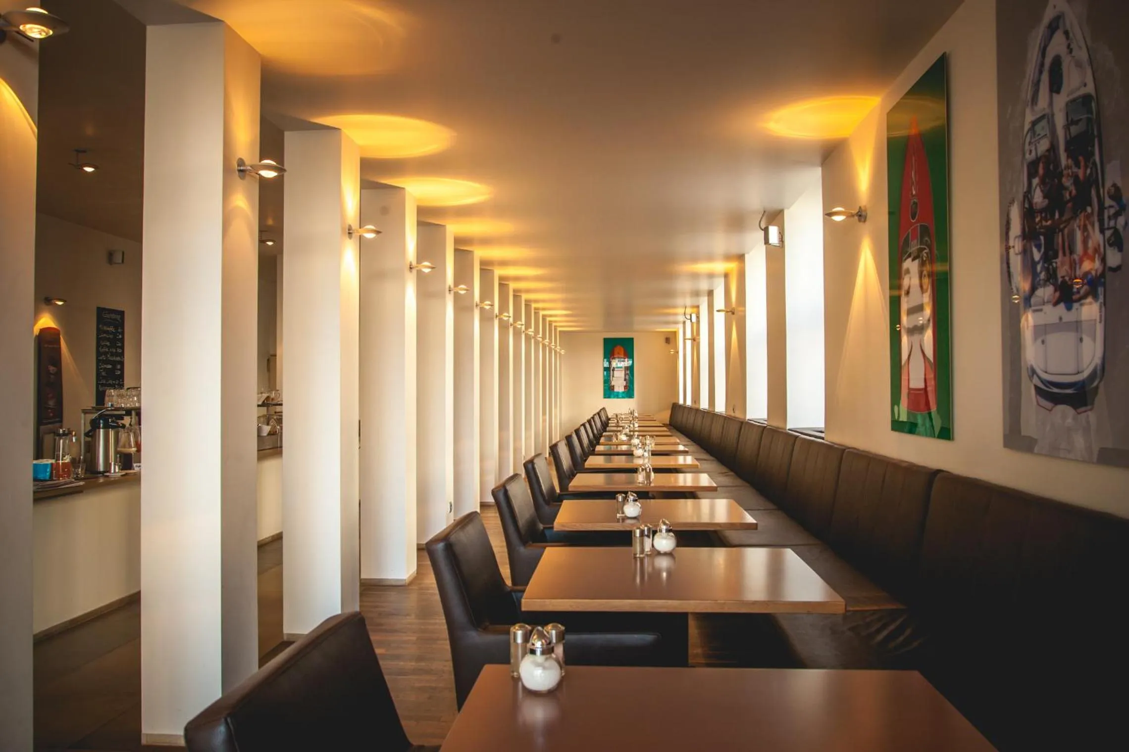 Restaurant/places to eat in Hotel Alexander