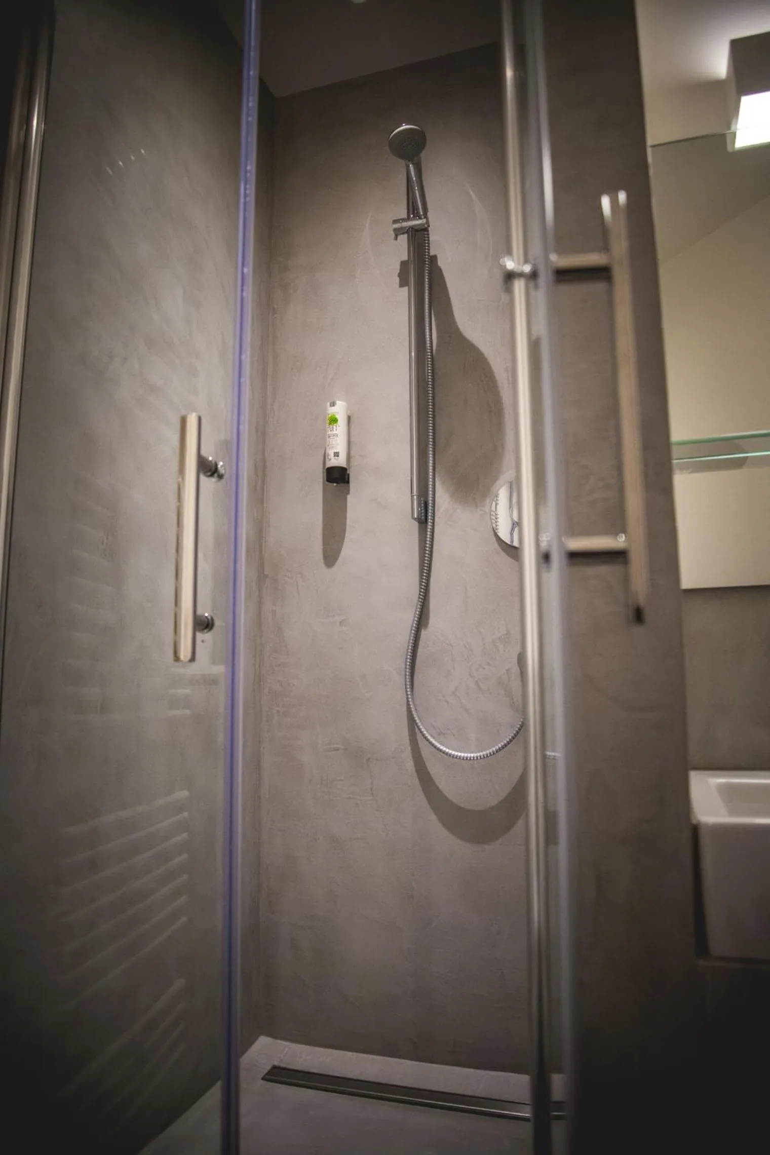 Shower in Hotel Alexander