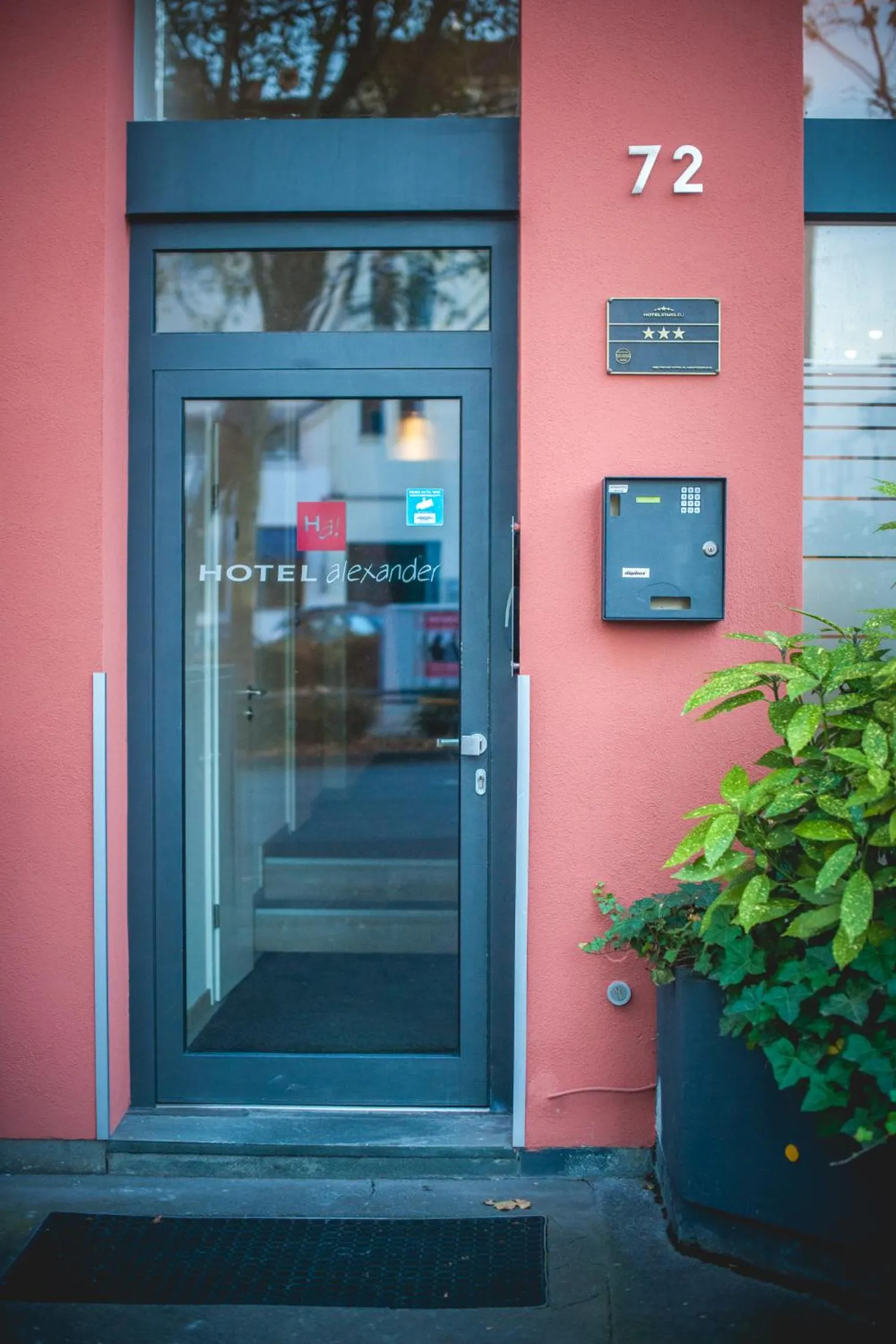 Facade/entrance in Hotel Alexander