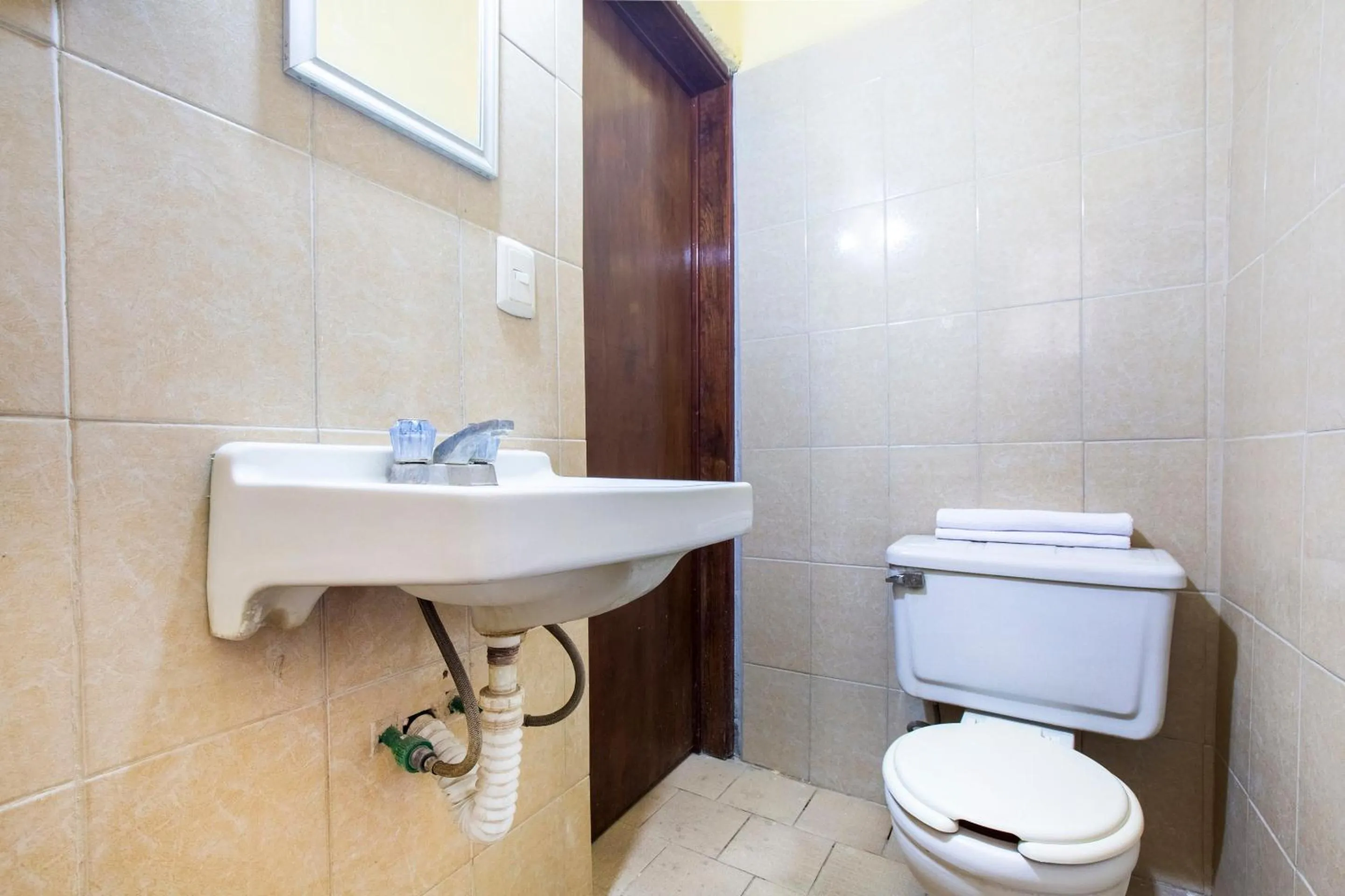Bathroom in OYO Hotel Y Restaurante Mitla, Oaxaca