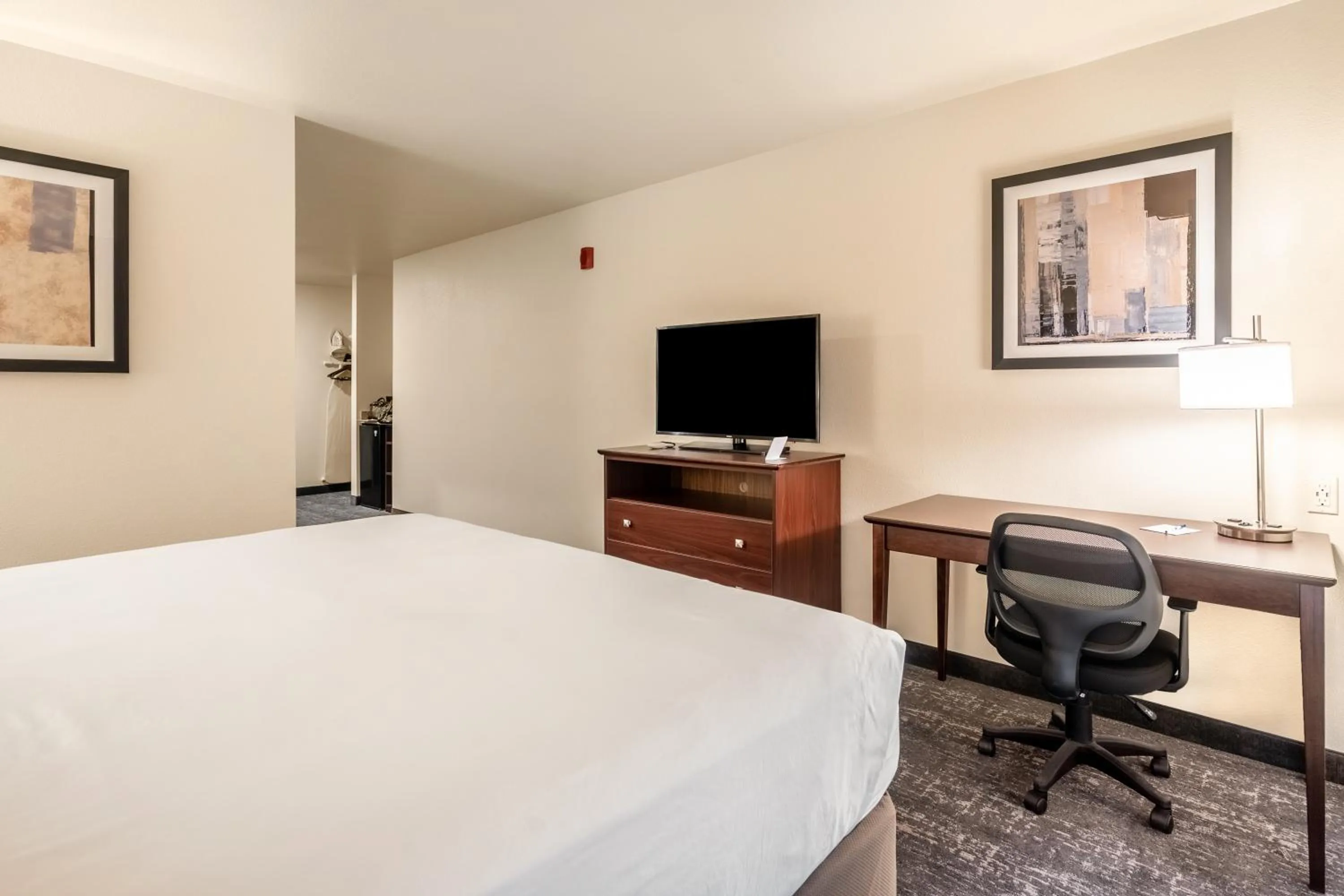 TV and multimedia, Bed in Cobblestone Hotel & Suites - Andrews