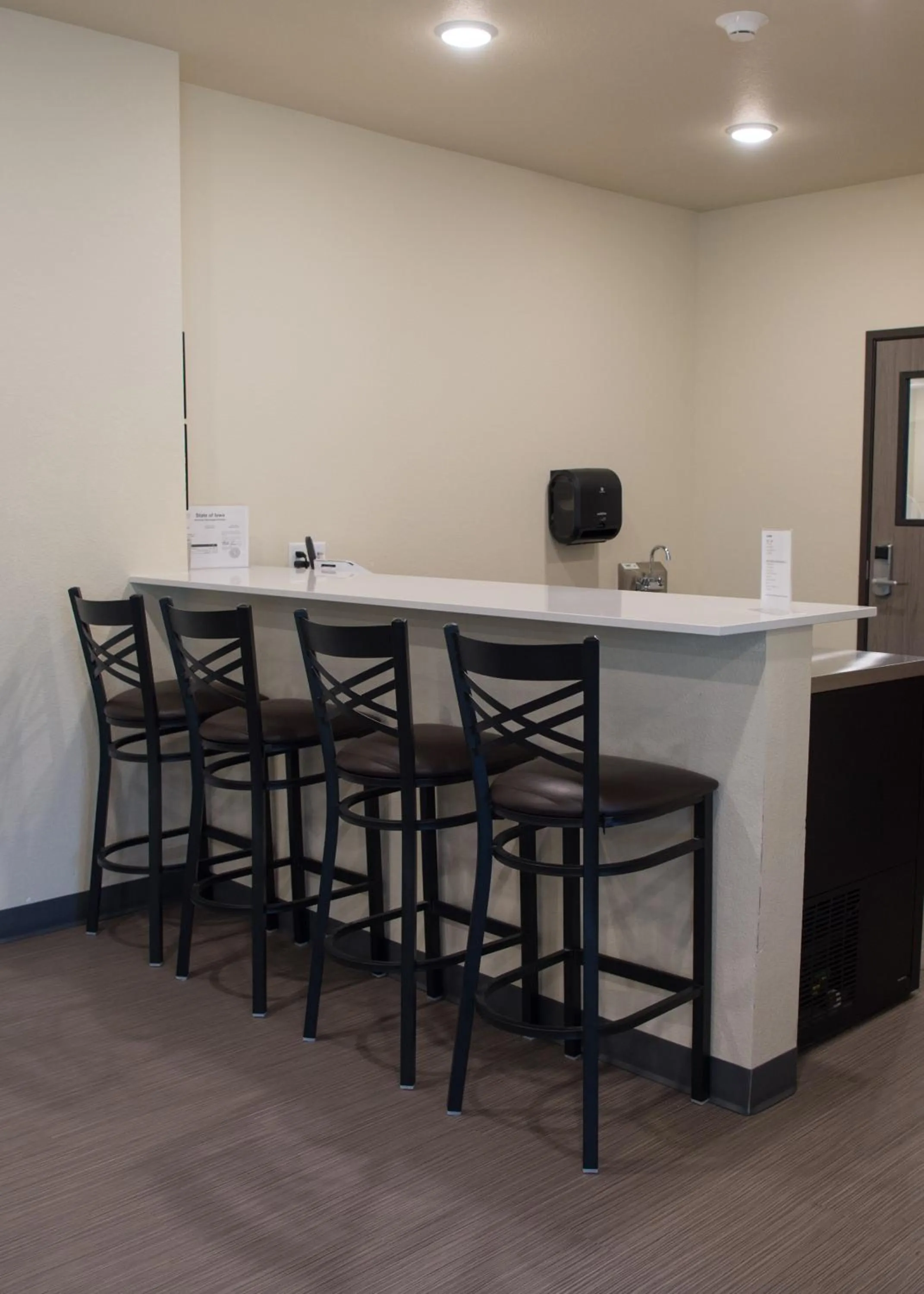 Lounge or bar in Cobblestone Inn & Suites - Forest City