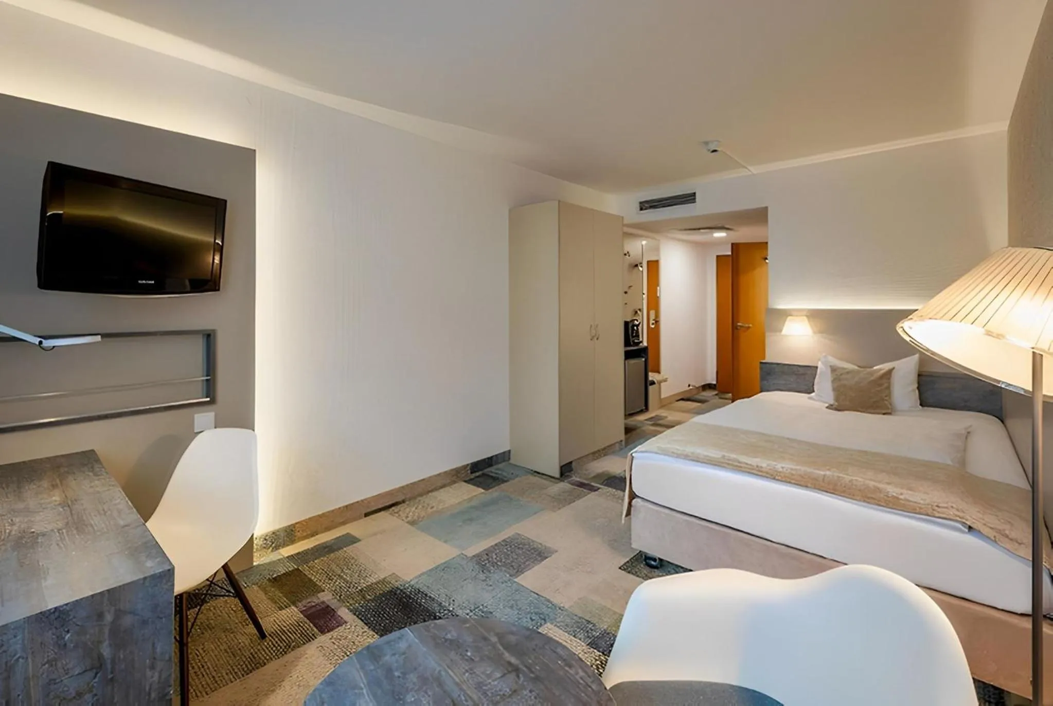 Staff, Bed in PLAZA INN Regensburg