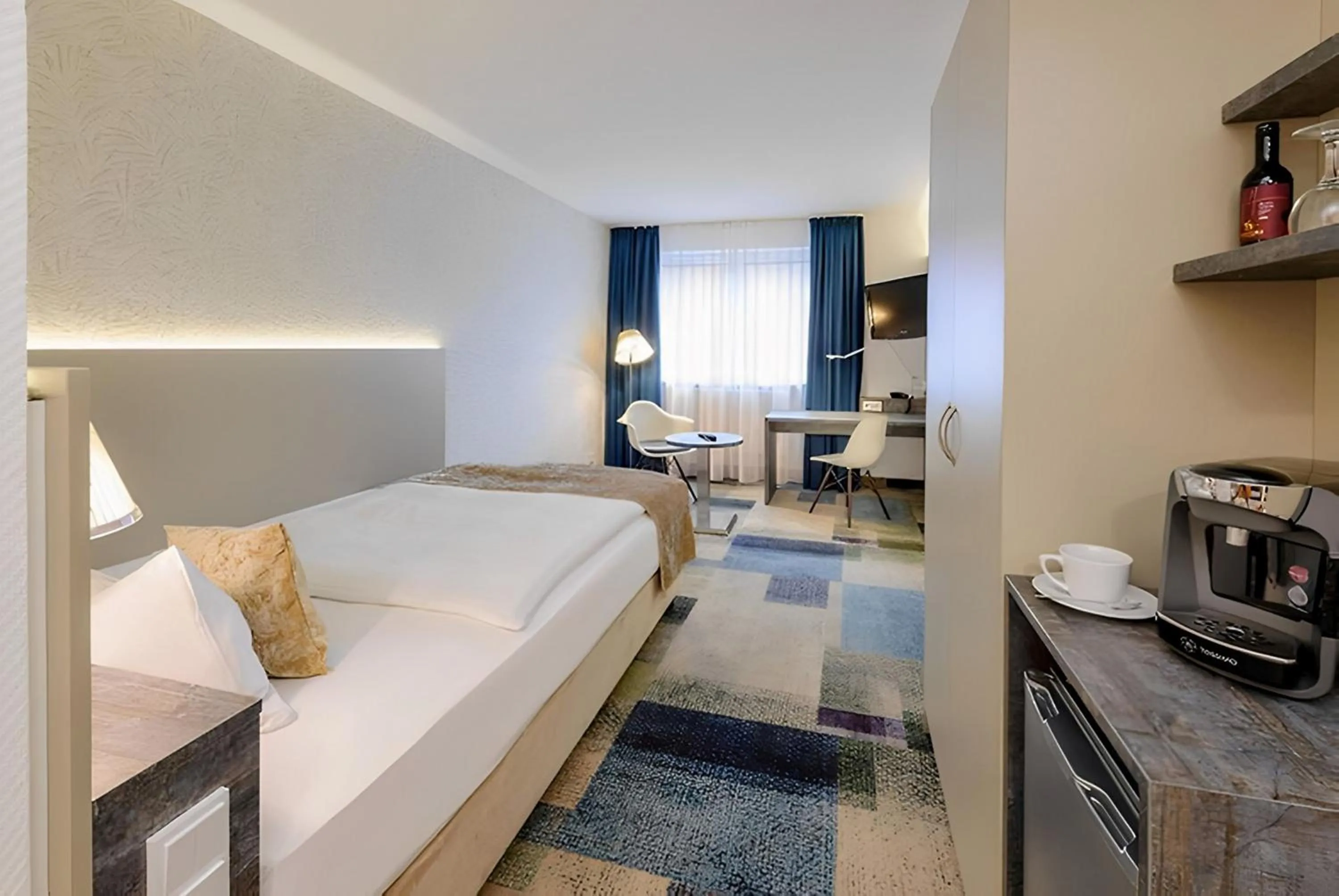 Staff, Bed in PLAZA INN Regensburg