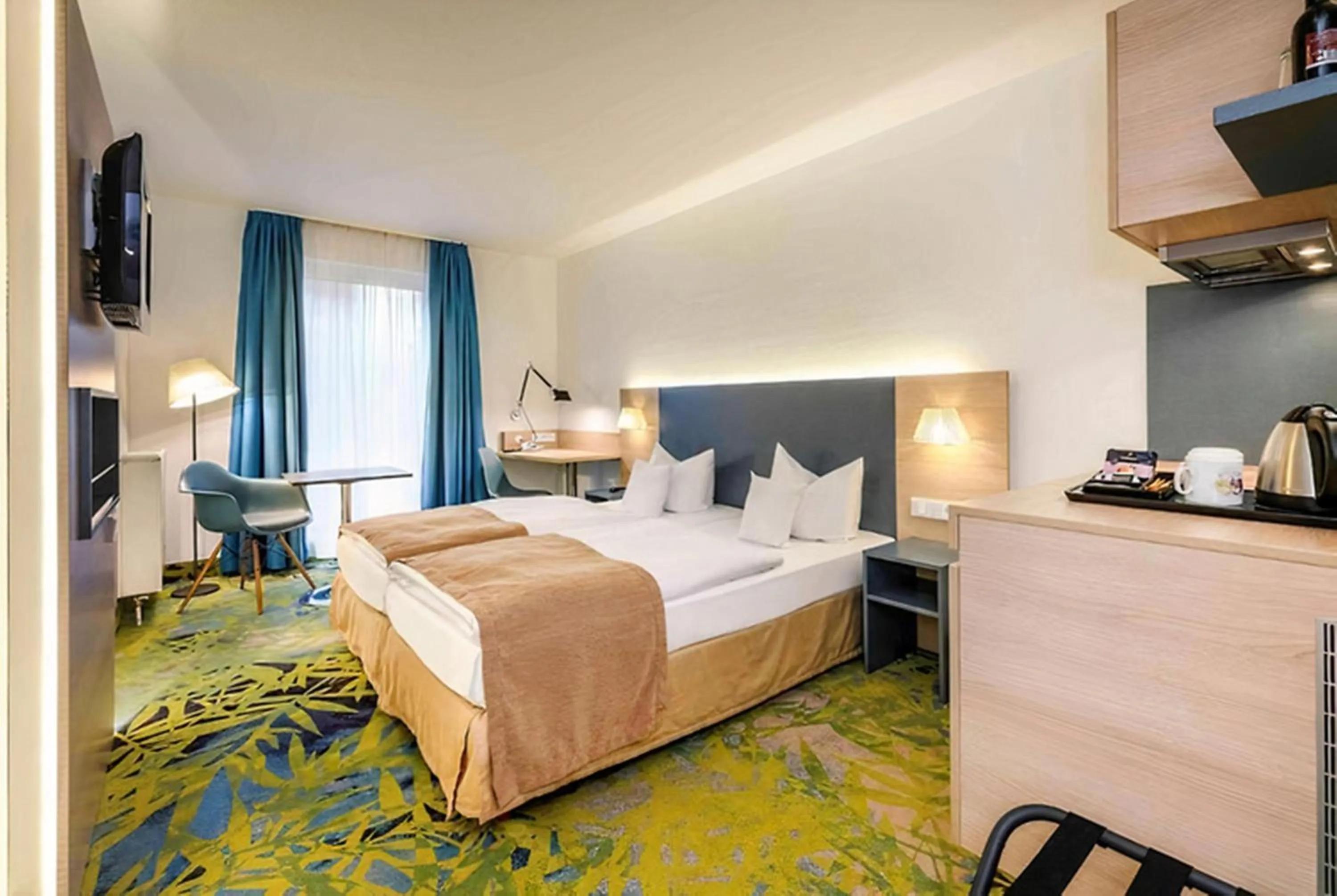 Staff, Bed in PLAZA INN Regensburg