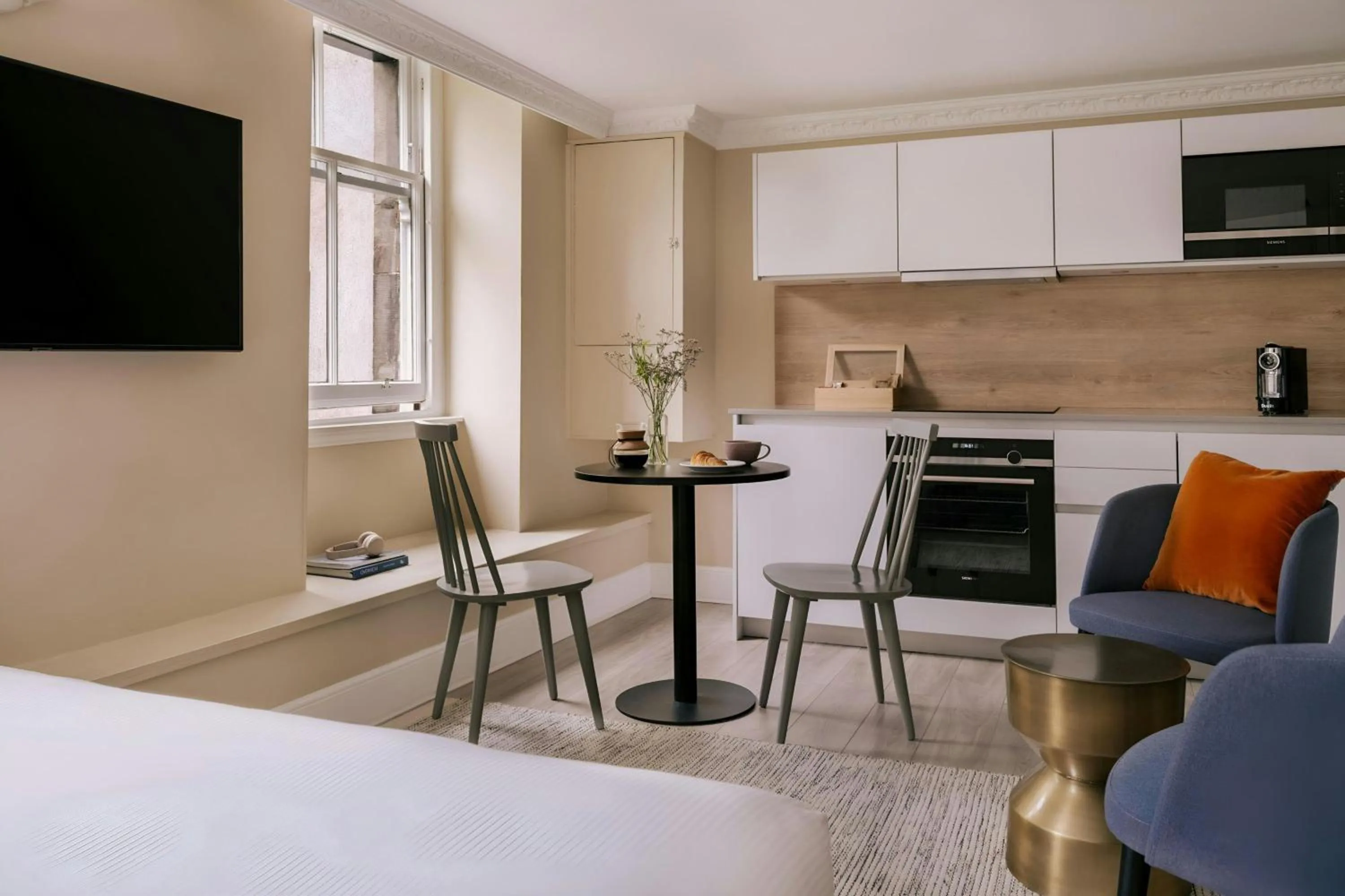 Photo of the whole room, Bed in Sonder by Marriott Bonvoy Royal Garden Apartments New Town