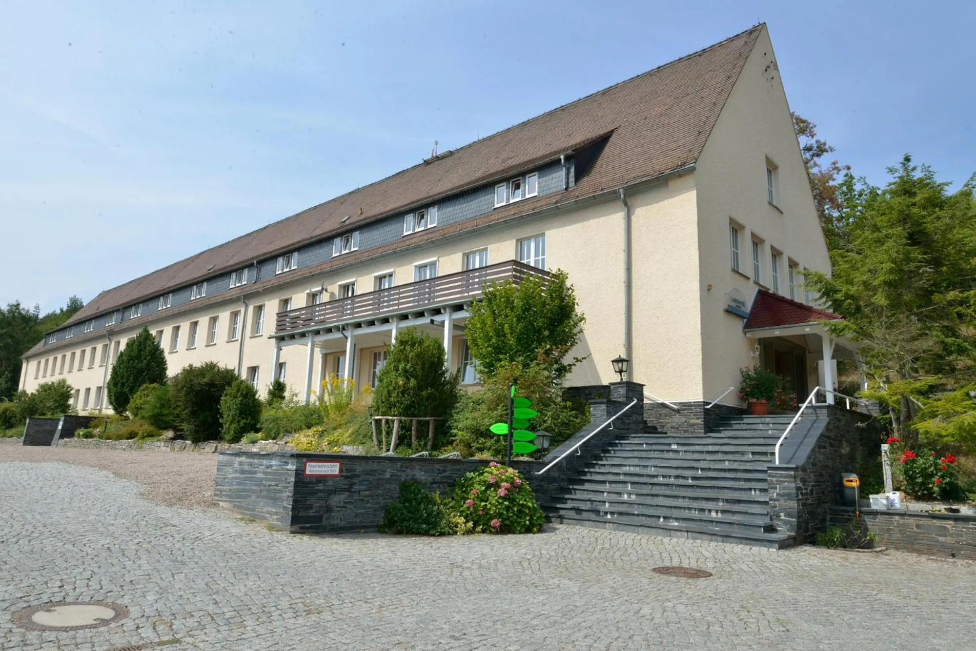 Facade/entrance in Land- und Golfhotel Alte Fliegerschule
