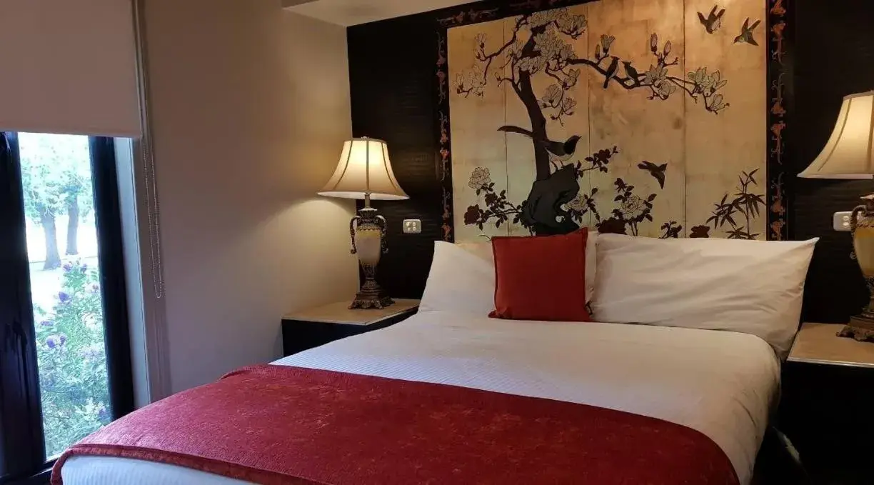 Queen Suite in The Camperdown Mill Queen Suite in The Camperdown Mill