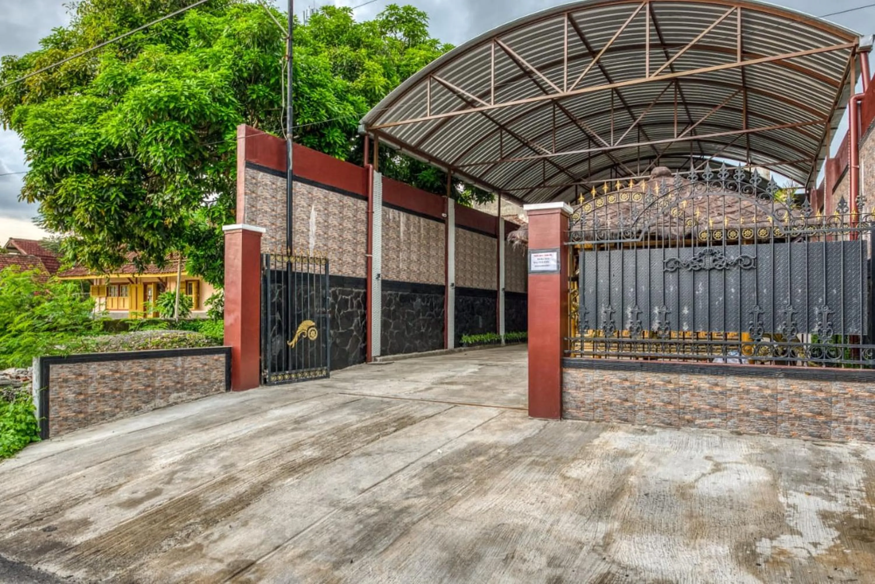 Facade/entrance in RedDoorz Syariah near Kebon Rojo Park Blitar