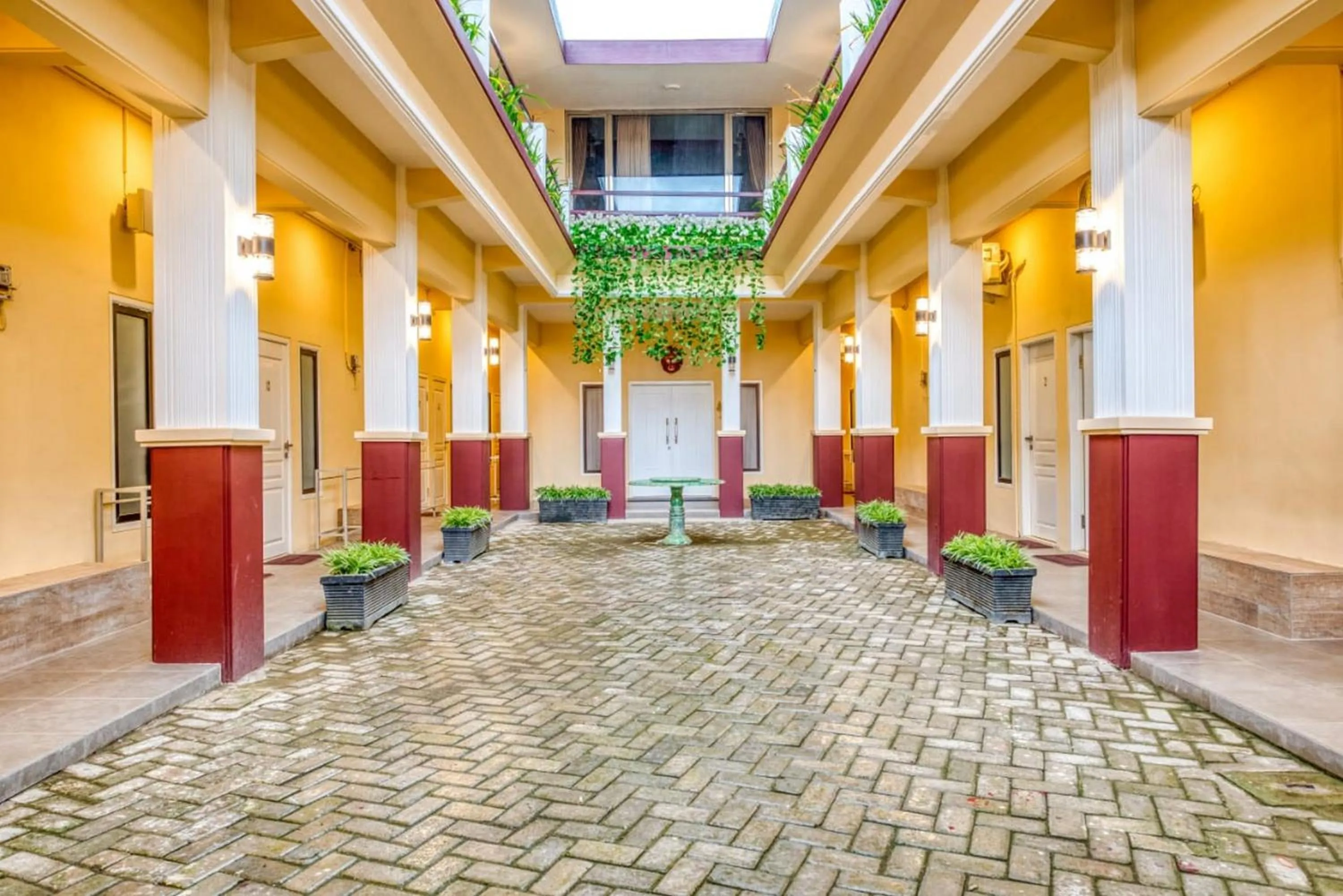 RedDoorz Syariah near Kebon Rojo Park Blitar