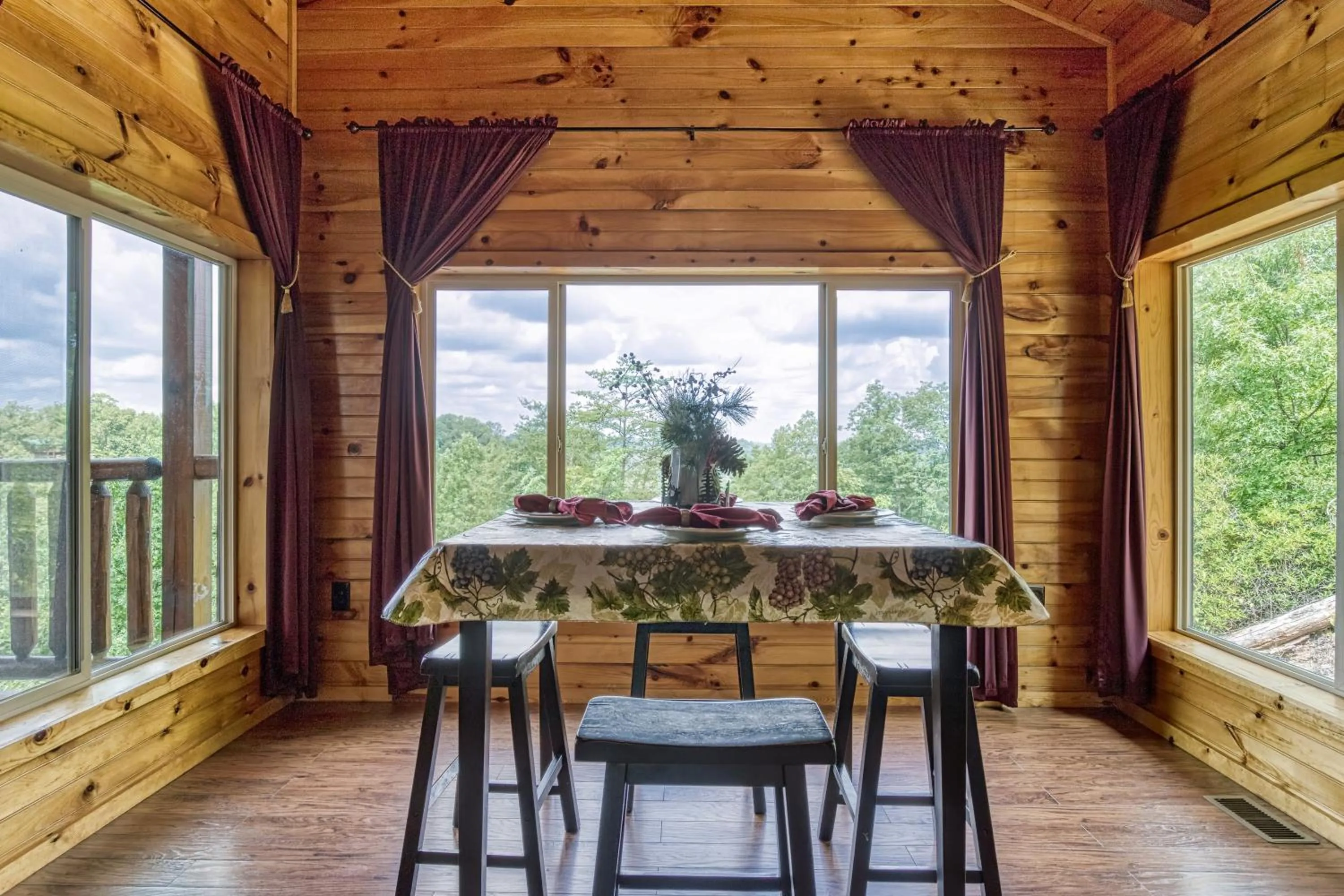 Bear Elegance - Theater Room, Secluded, Heart Shaped Tub!!!