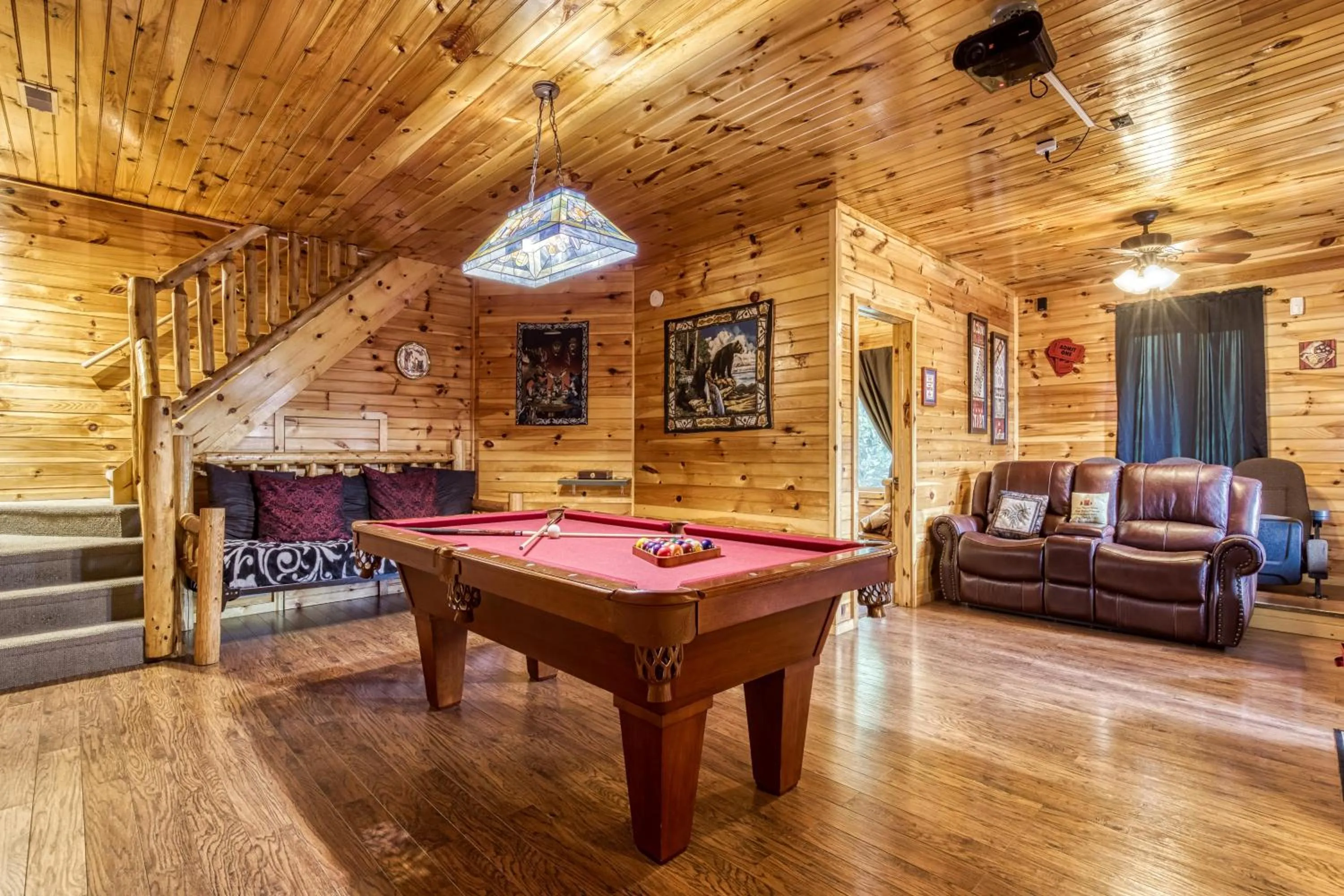 Bear Elegance - Theater Room, Secluded, Heart Shaped Tub!!!
