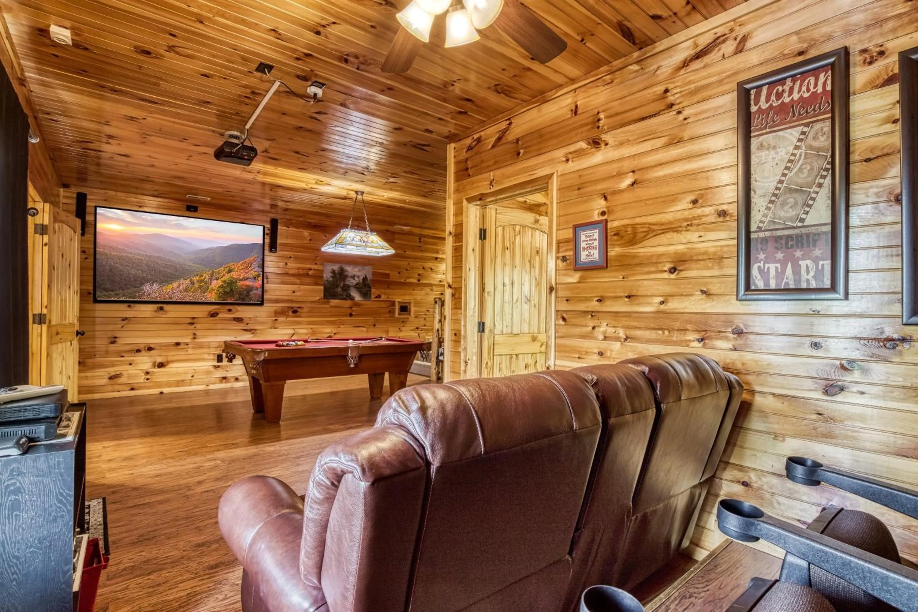 Bear Elegance - Theater Room, Secluded, Heart Shaped Tub!!!