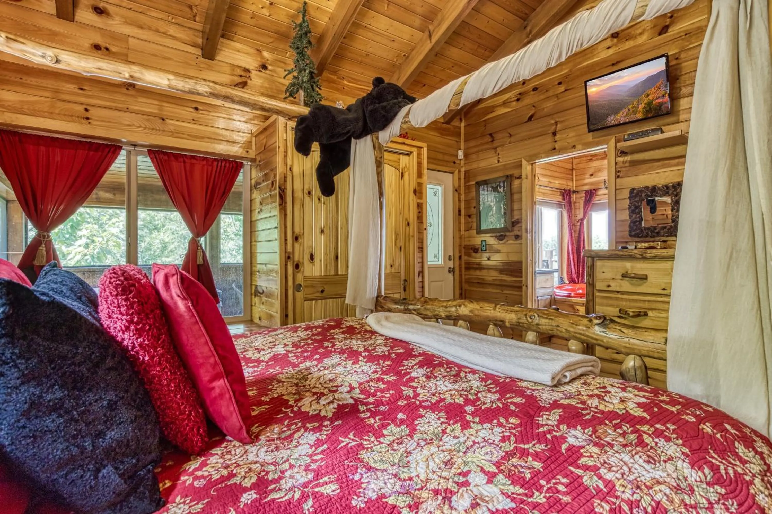 Bed in Bear Elegance - Theater Room, Secluded, Heart Shaped Tub!!!