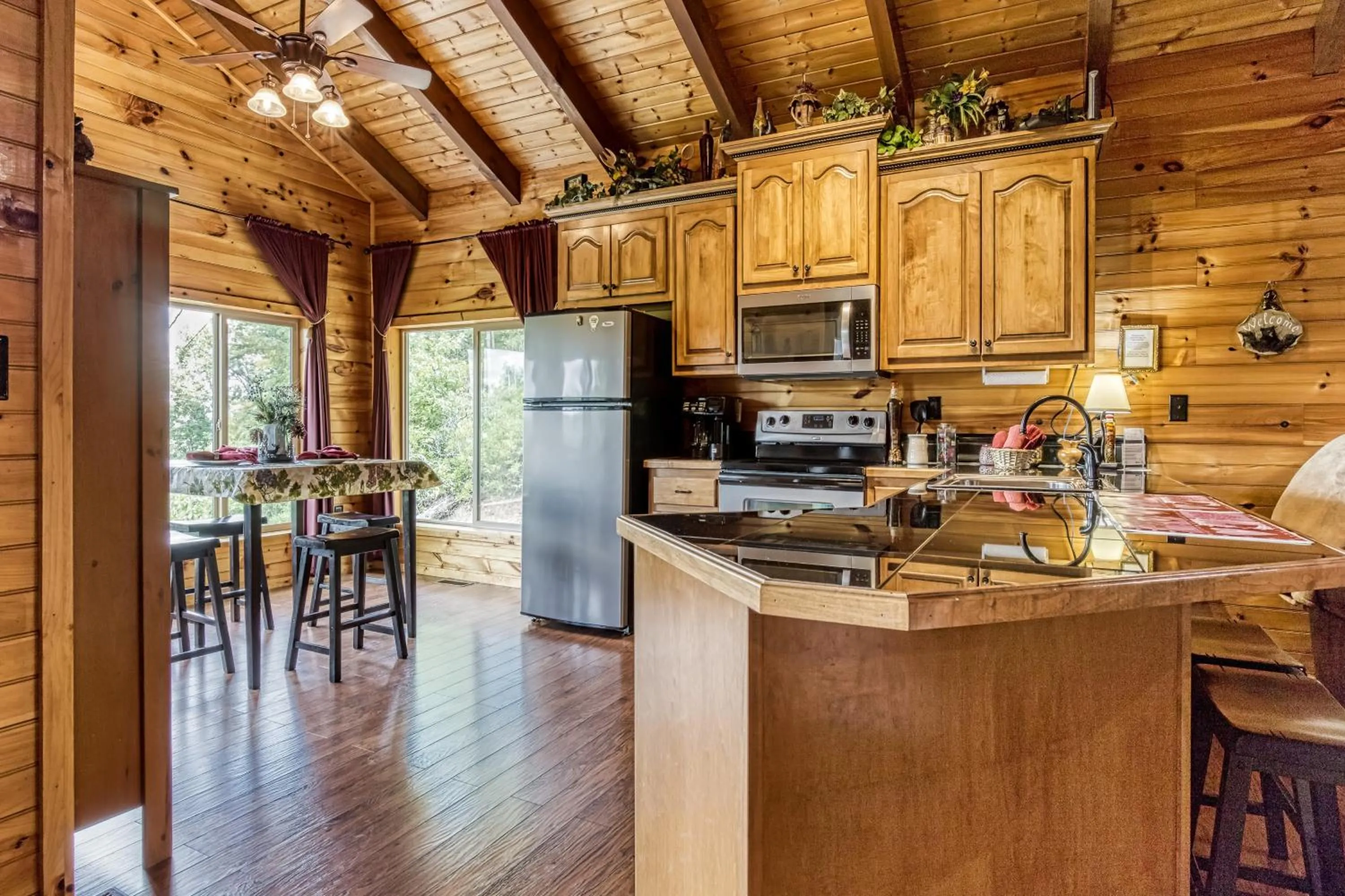 Bear Elegance - Theater Room, Secluded, Heart Shaped Tub!!!