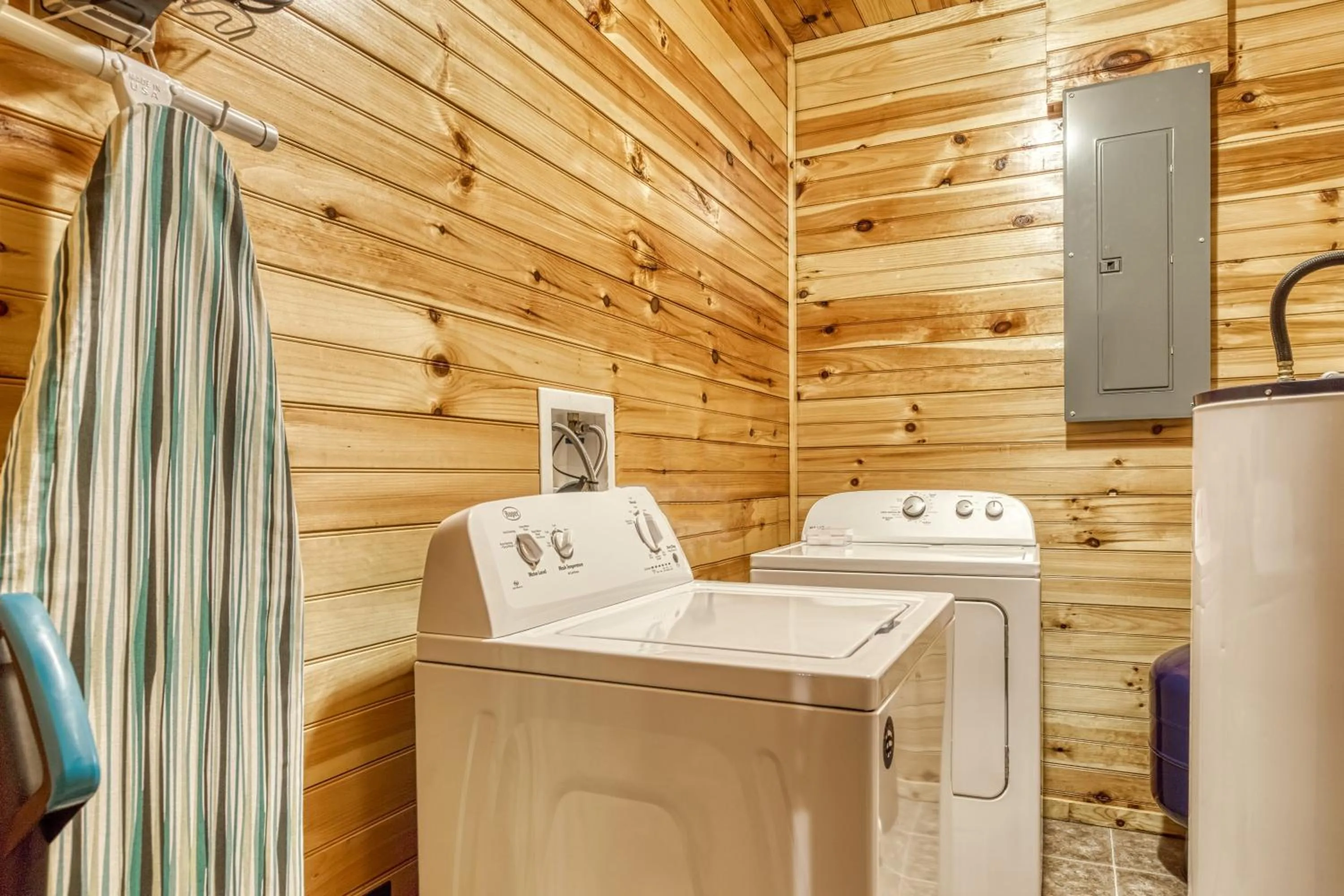 Bear Elegance - Theater Room, Secluded, Heart Shaped Tub!!!