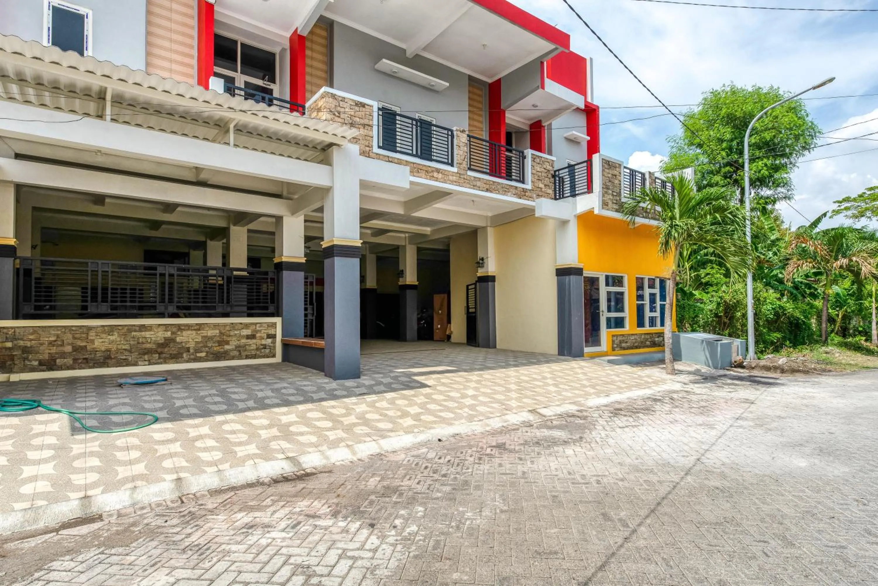 Property building in RedDoorz Syariah @ Kertomenanggal Surabaya