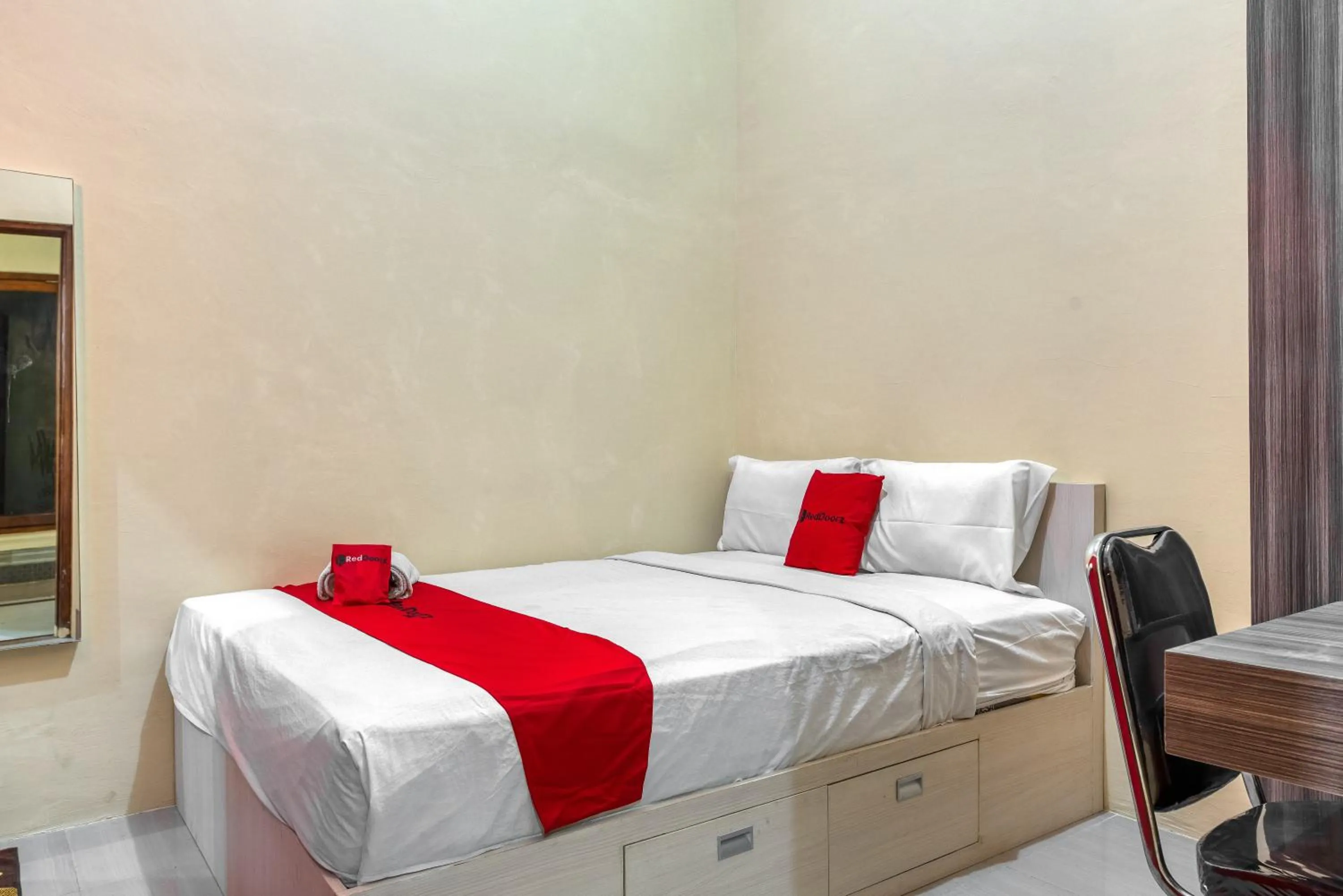 Bed in RedDoorz Syariah @ Kertomenanggal Surabaya