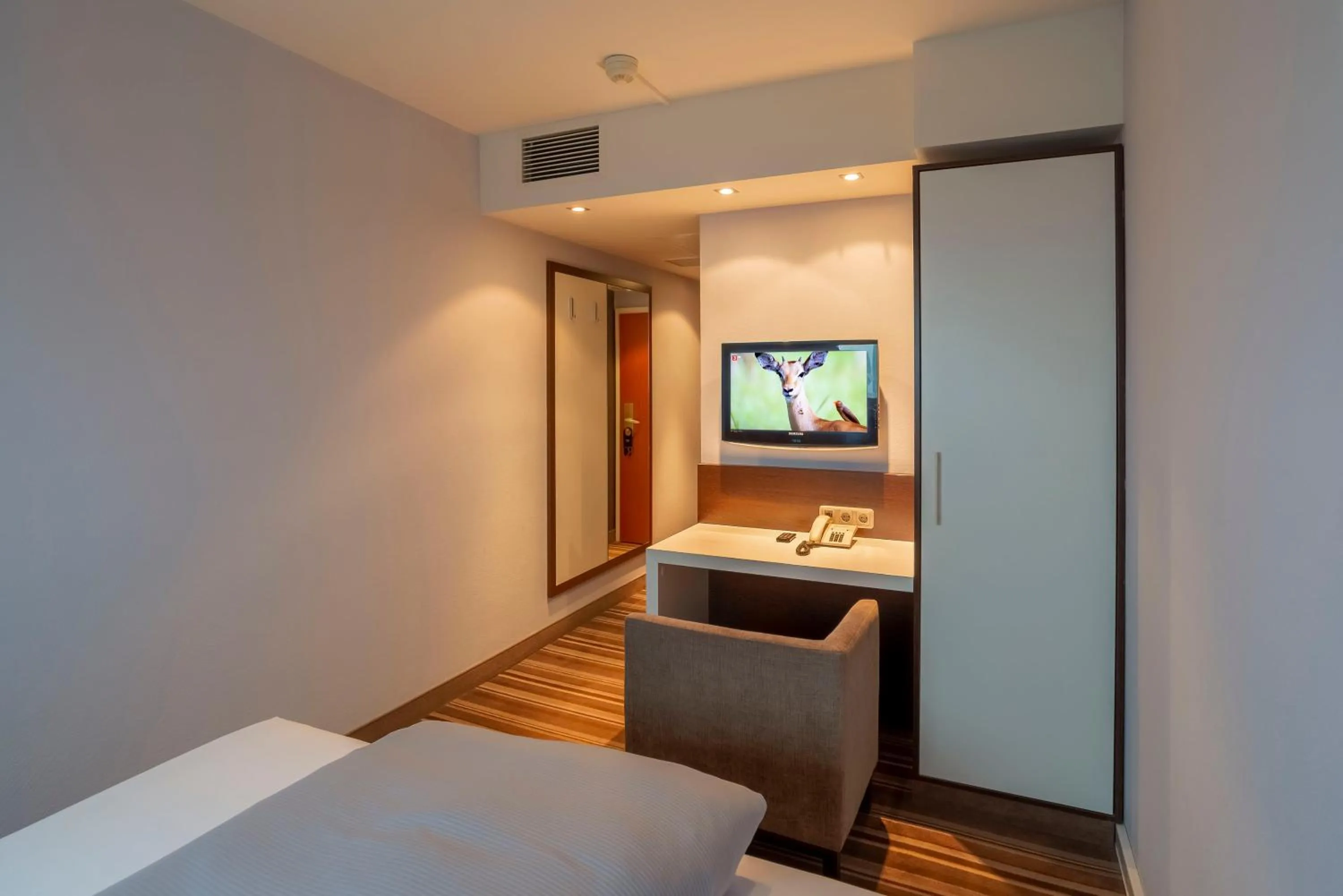 TV and multimedia in Rilano 24/7 Hotel München