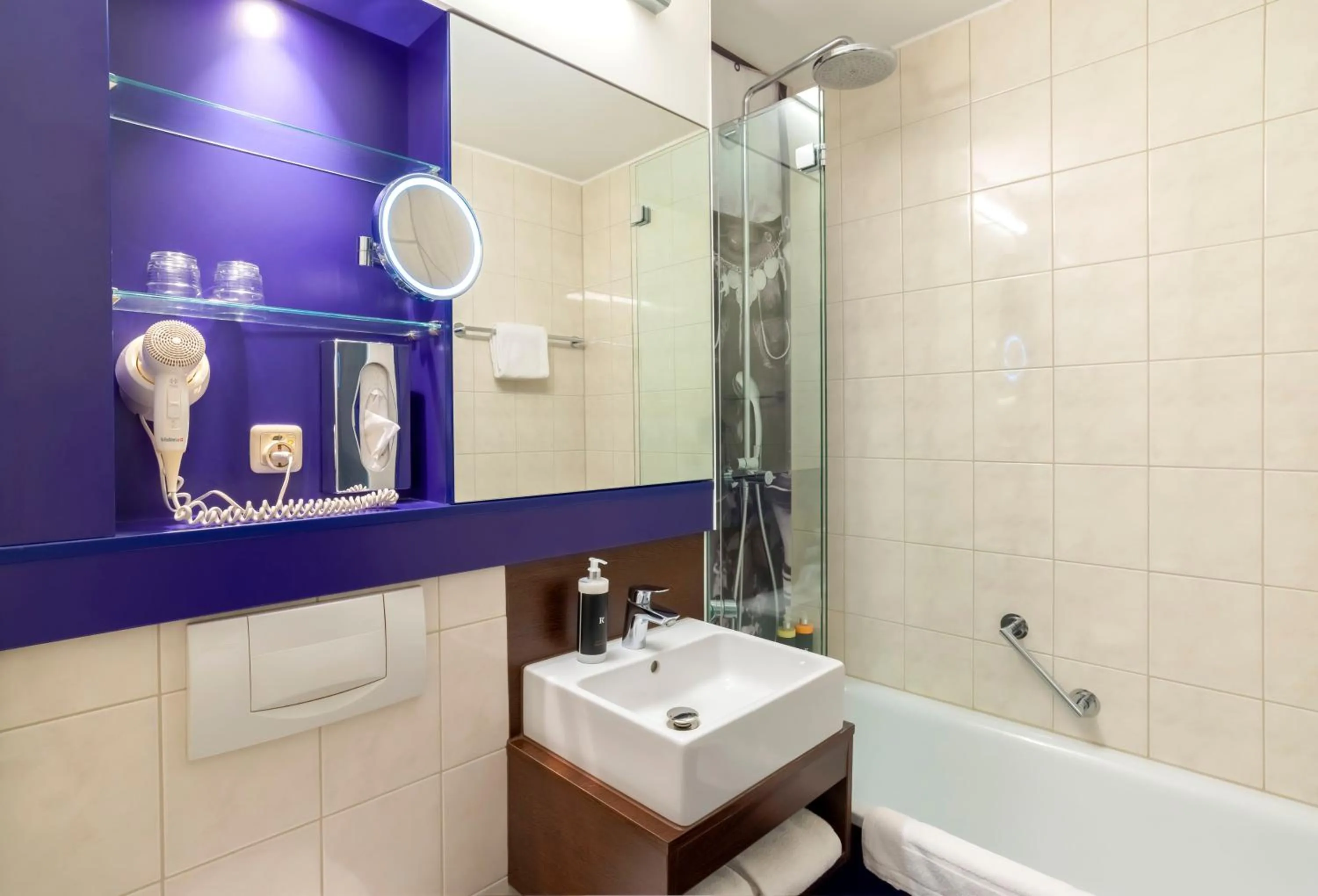 Bathroom in Rilano 24/7 Hotel München