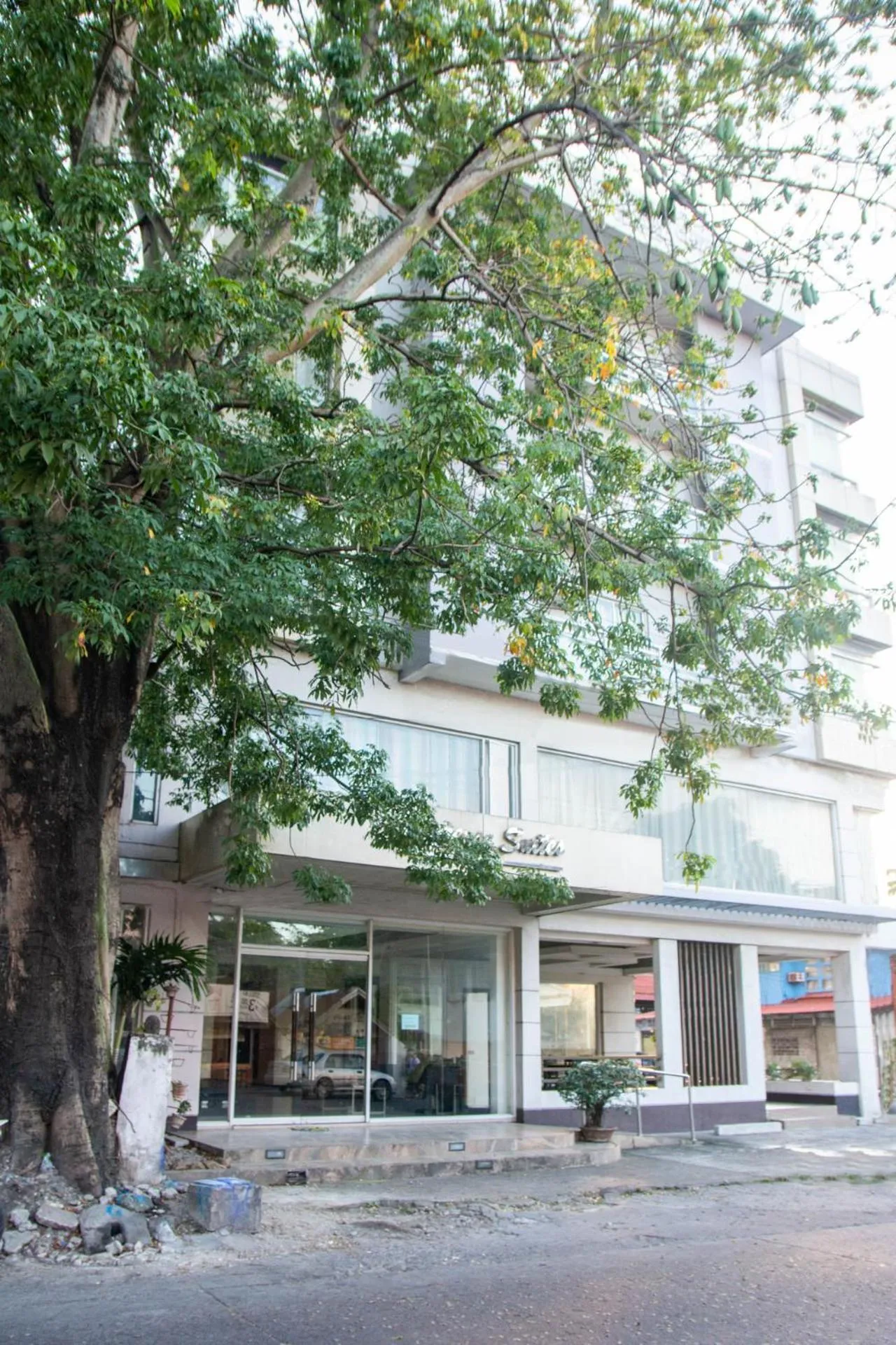 Facade/entrance in Negrense Suites