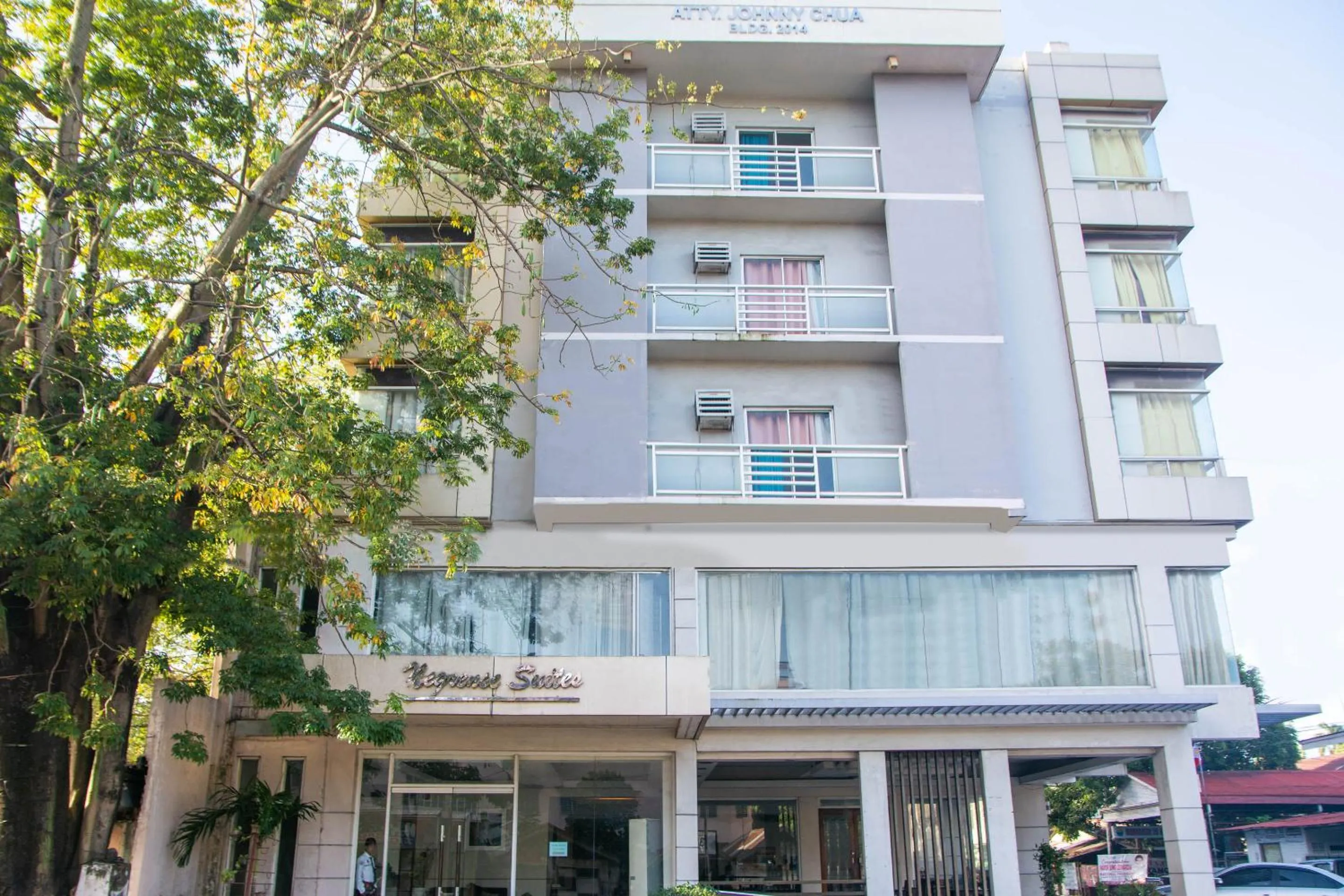 Facade/entrance in Negrense Suites